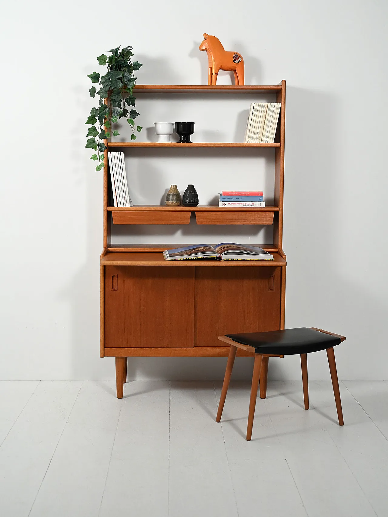 Libreria scandinava in teak con cassetti sospesi 1