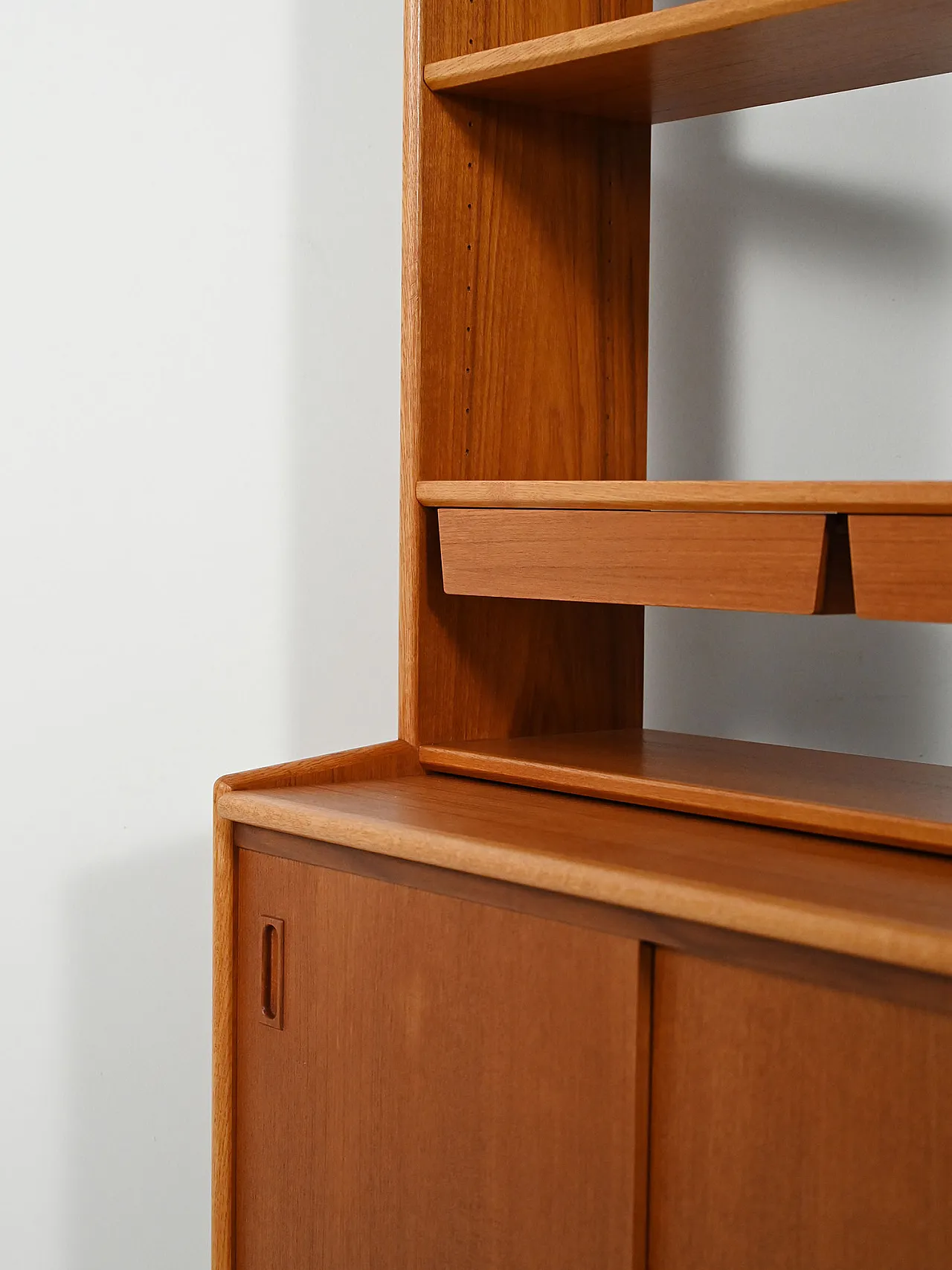 Libreria scandinava in teak con cassetti sospesi 8