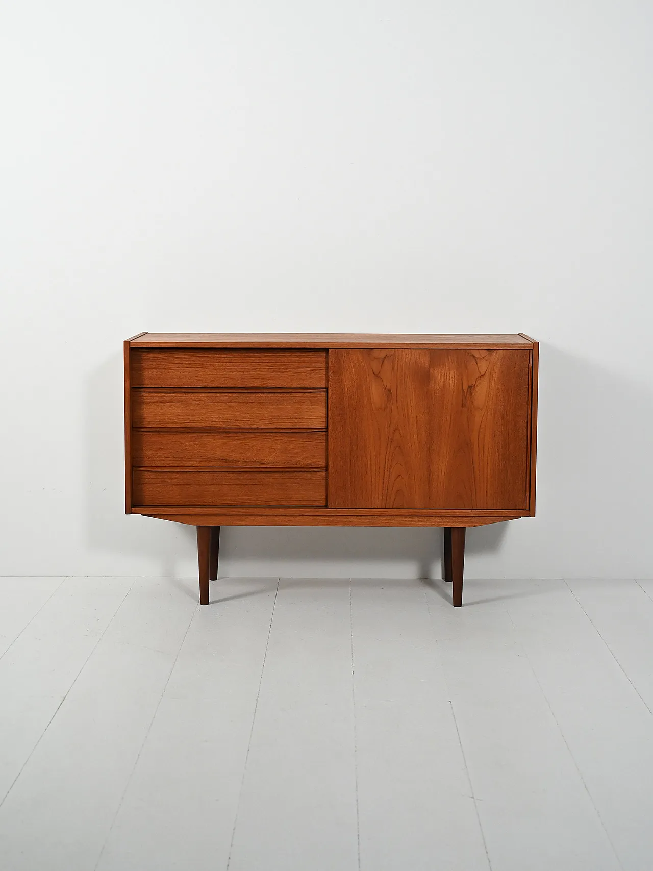Credenza scandinava  con un'anta e cassetti, anni '60 2