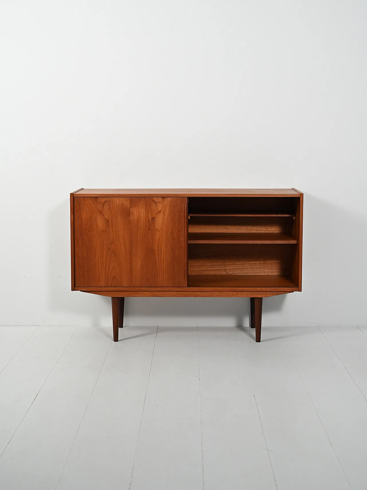 Credenza scandinava  con un'anta e cassetti, anni '60 3