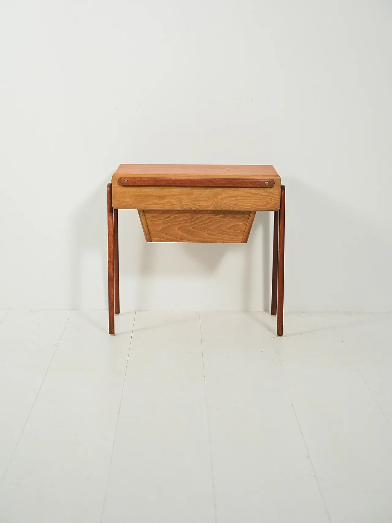 Tavolino portalana scandinavo in teak e rovere 1