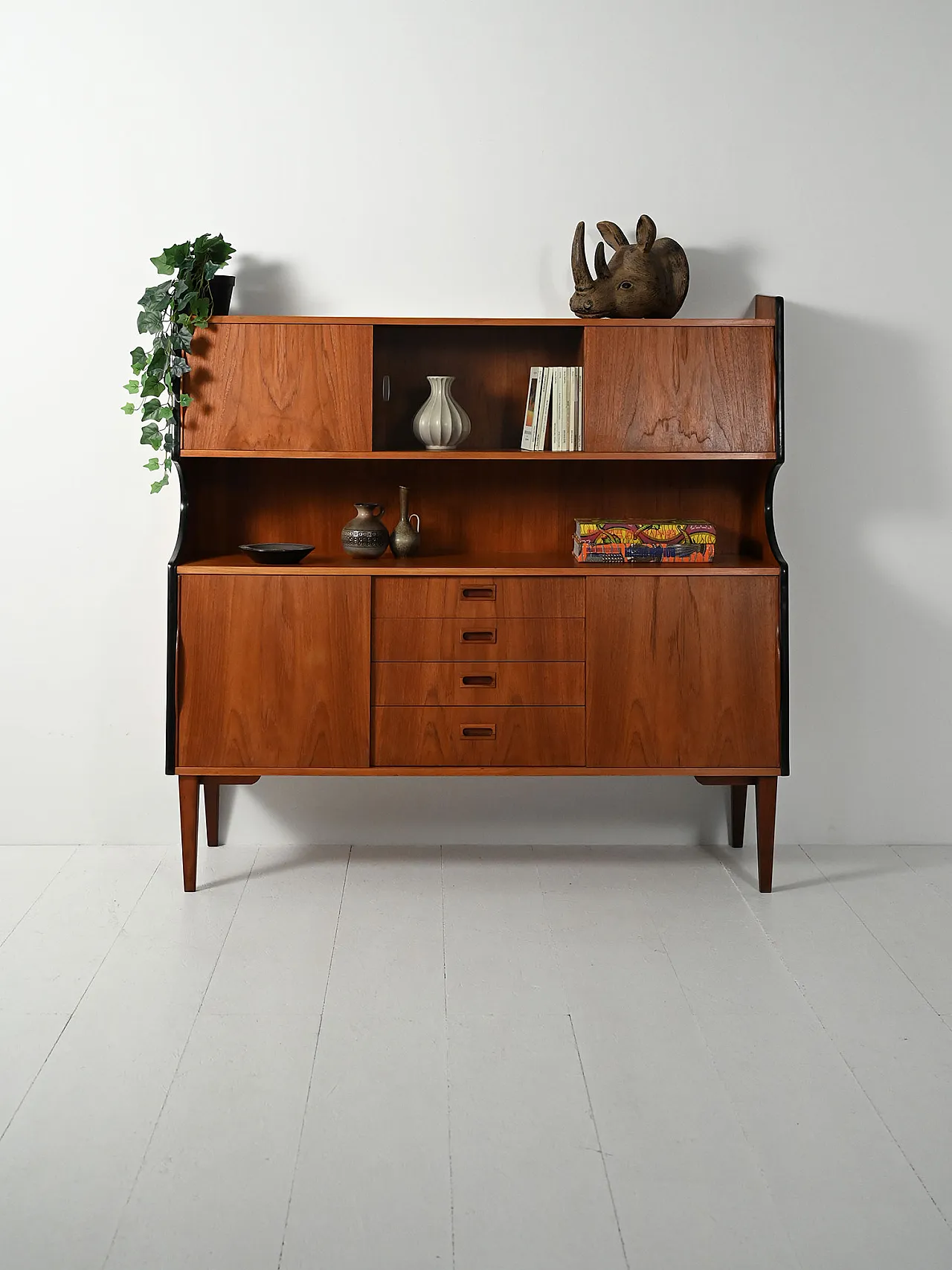 Credenza con vetrinetta in teak, anni '50 1