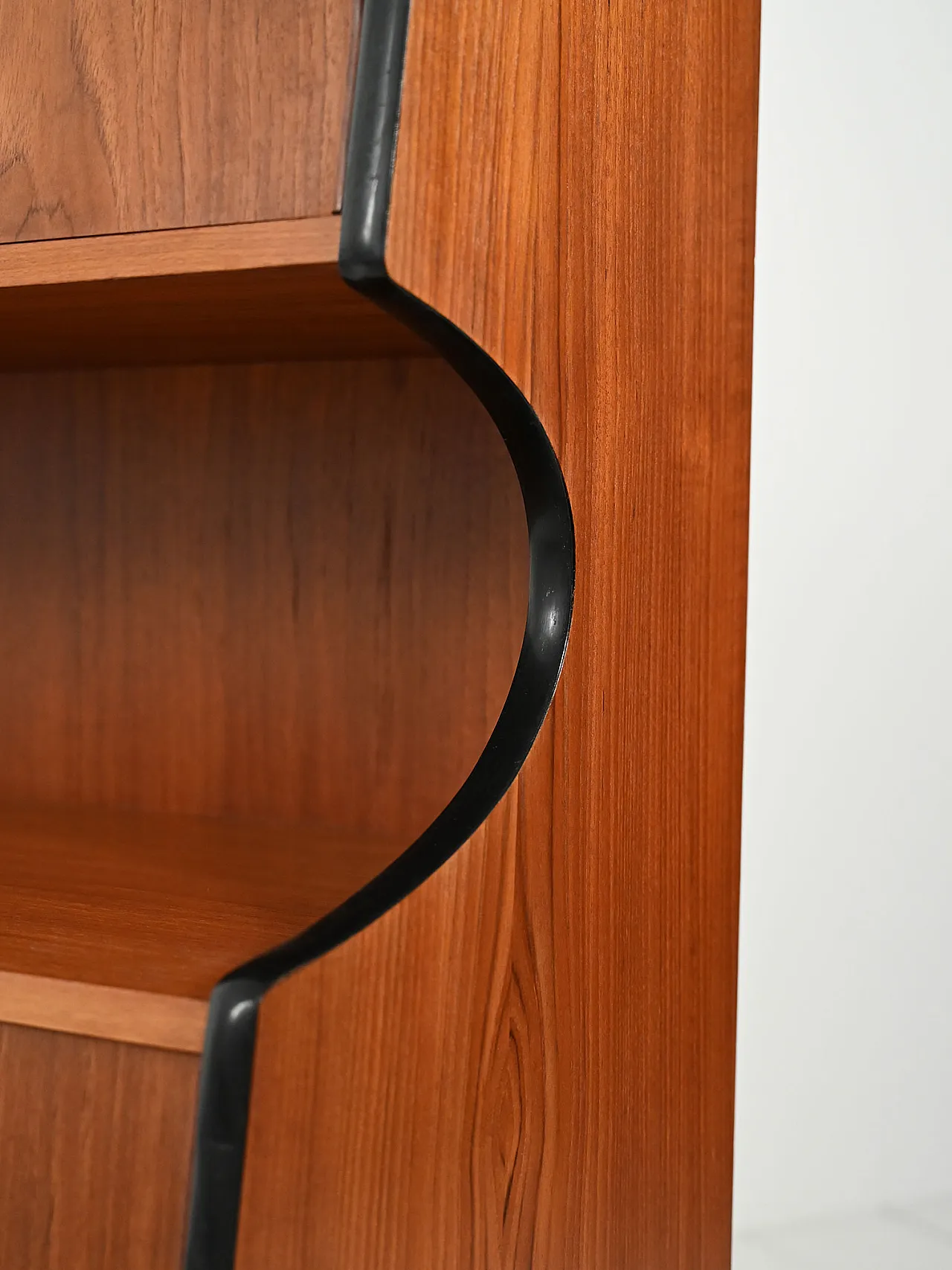Credenza con vetrinetta in teak, anni '50 8