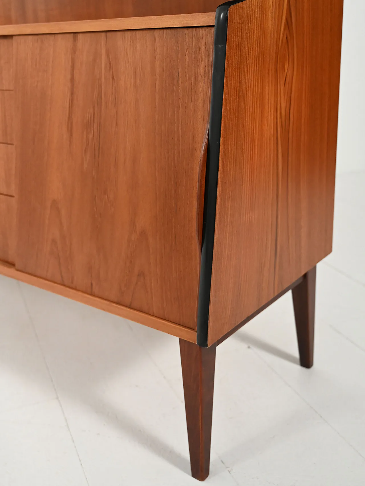 Credenza con vetrinetta in teak, anni '50 9