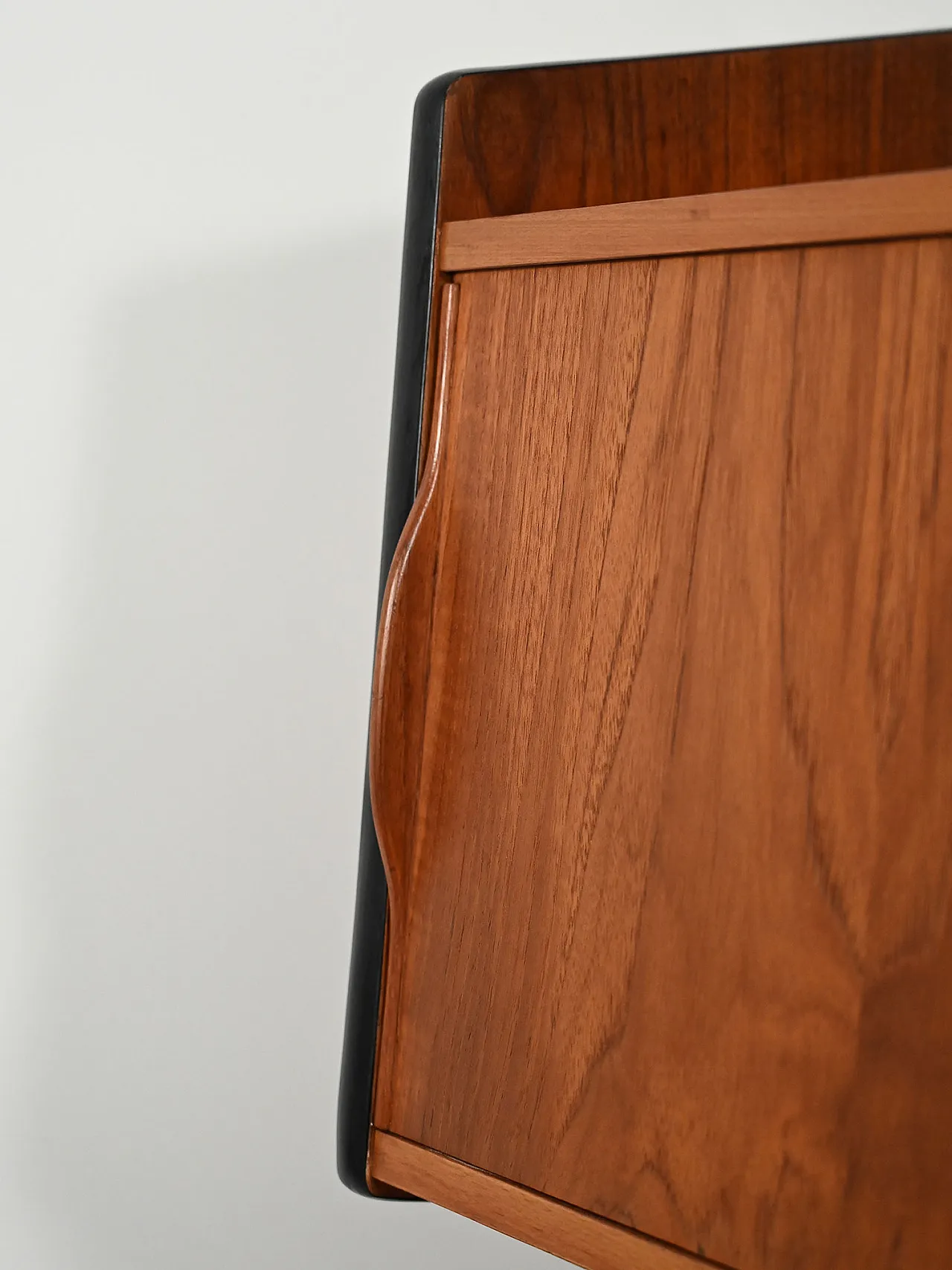 Credenza con vetrinetta in teak, anni '50 10