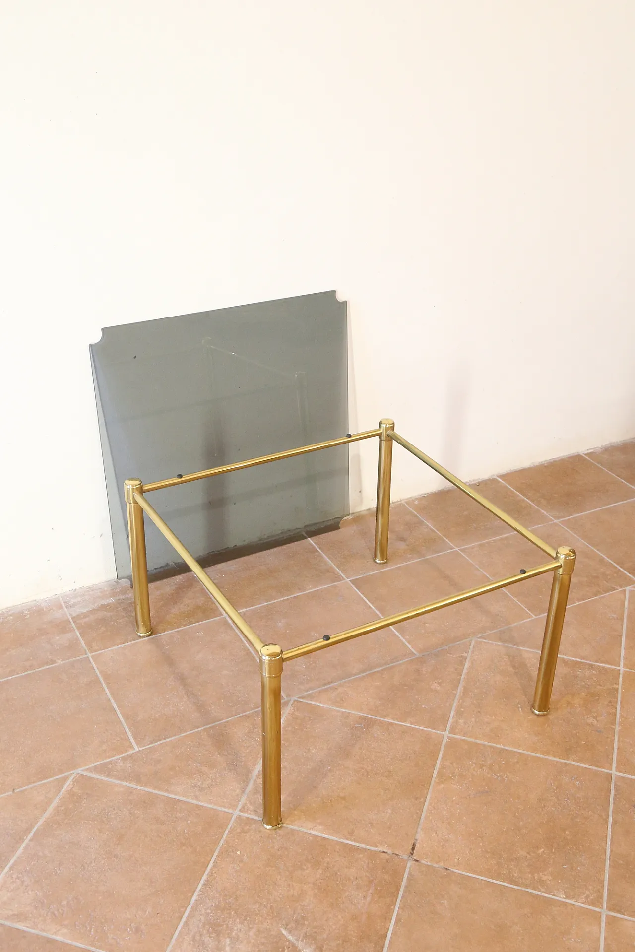 Coffee table in golden brass and glass, 70s 9