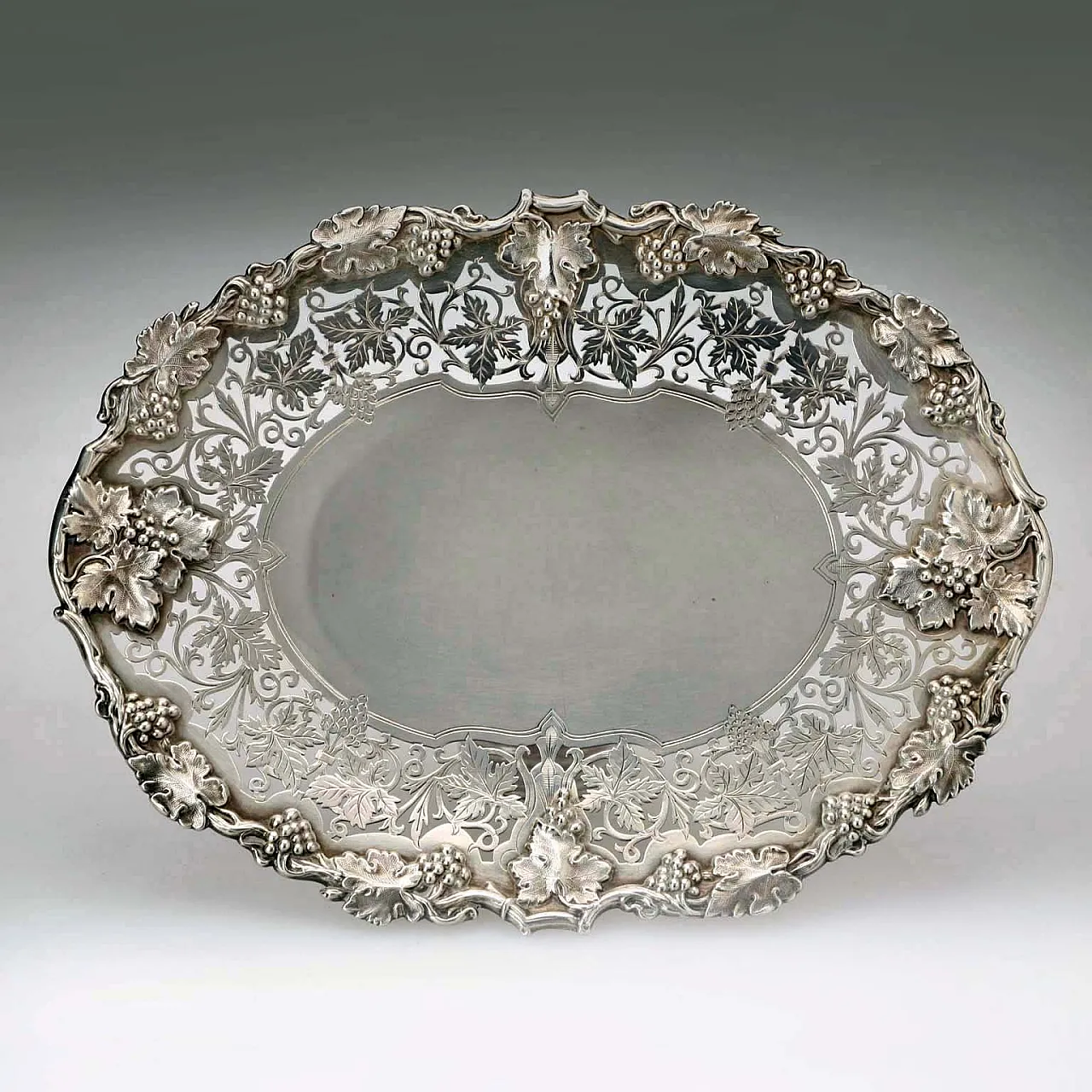 Vassoio ovale in argento con decoro cesellato e inciso, '900 1