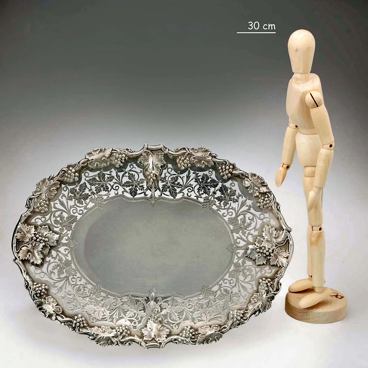 Vassoio ovale in argento con decoro cesellato e inciso, '900 2