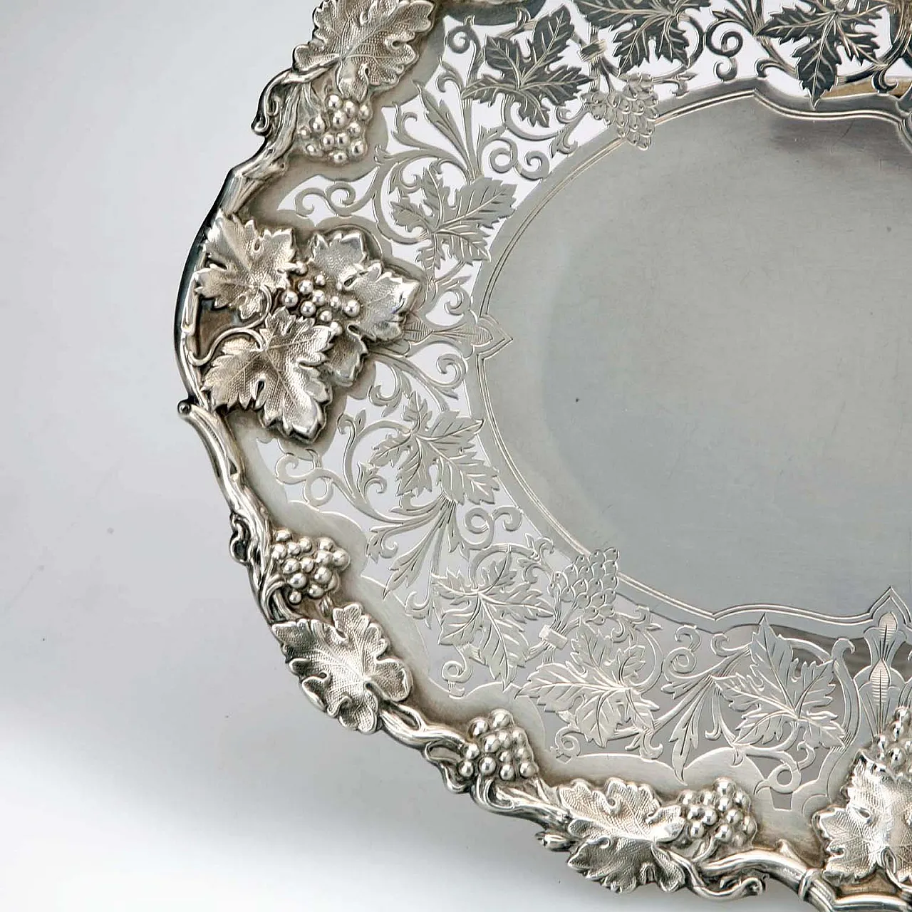 Vassoio ovale in argento con decoro cesellato e inciso, '900 5