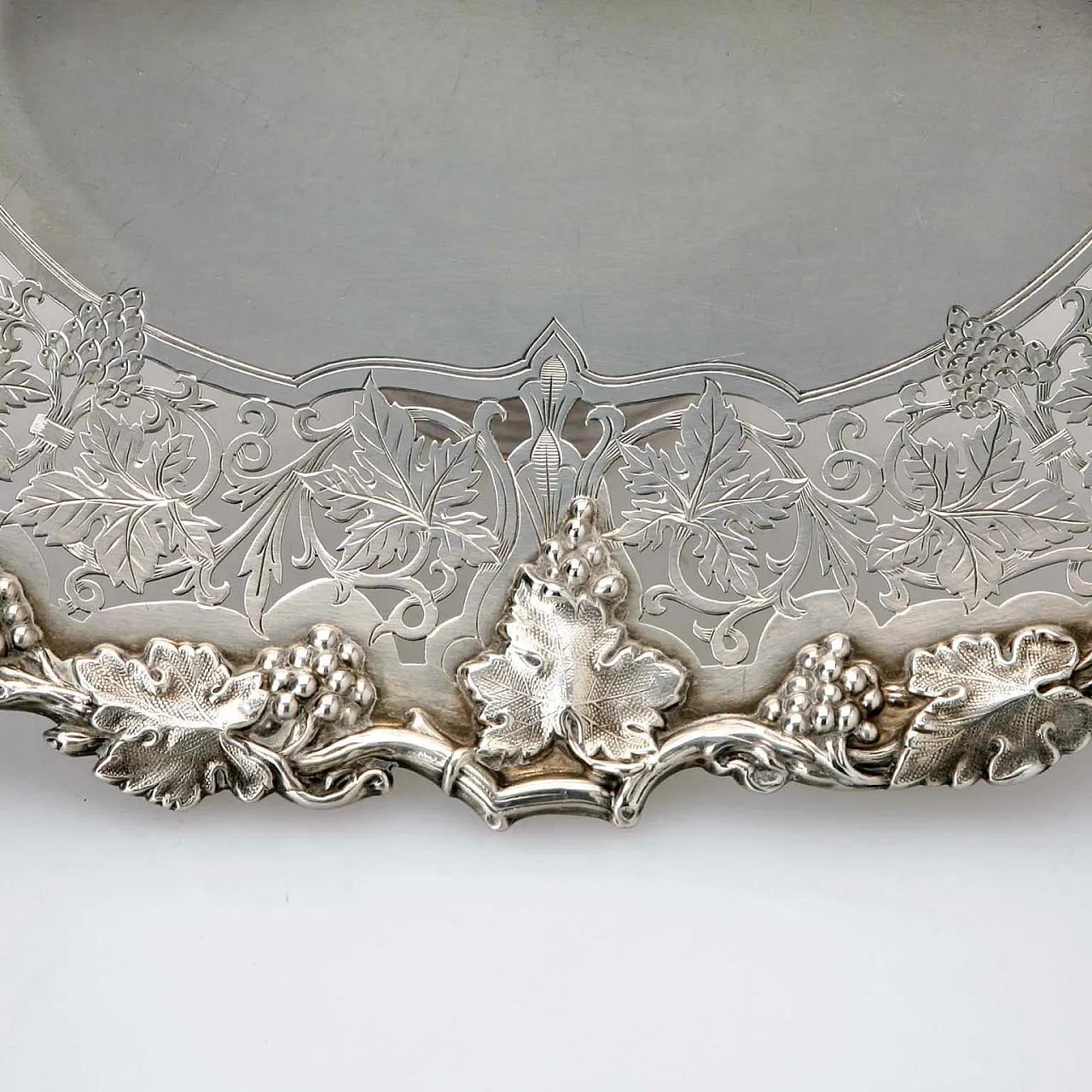 Vassoio ovale in argento con decoro cesellato e inciso, '900 6