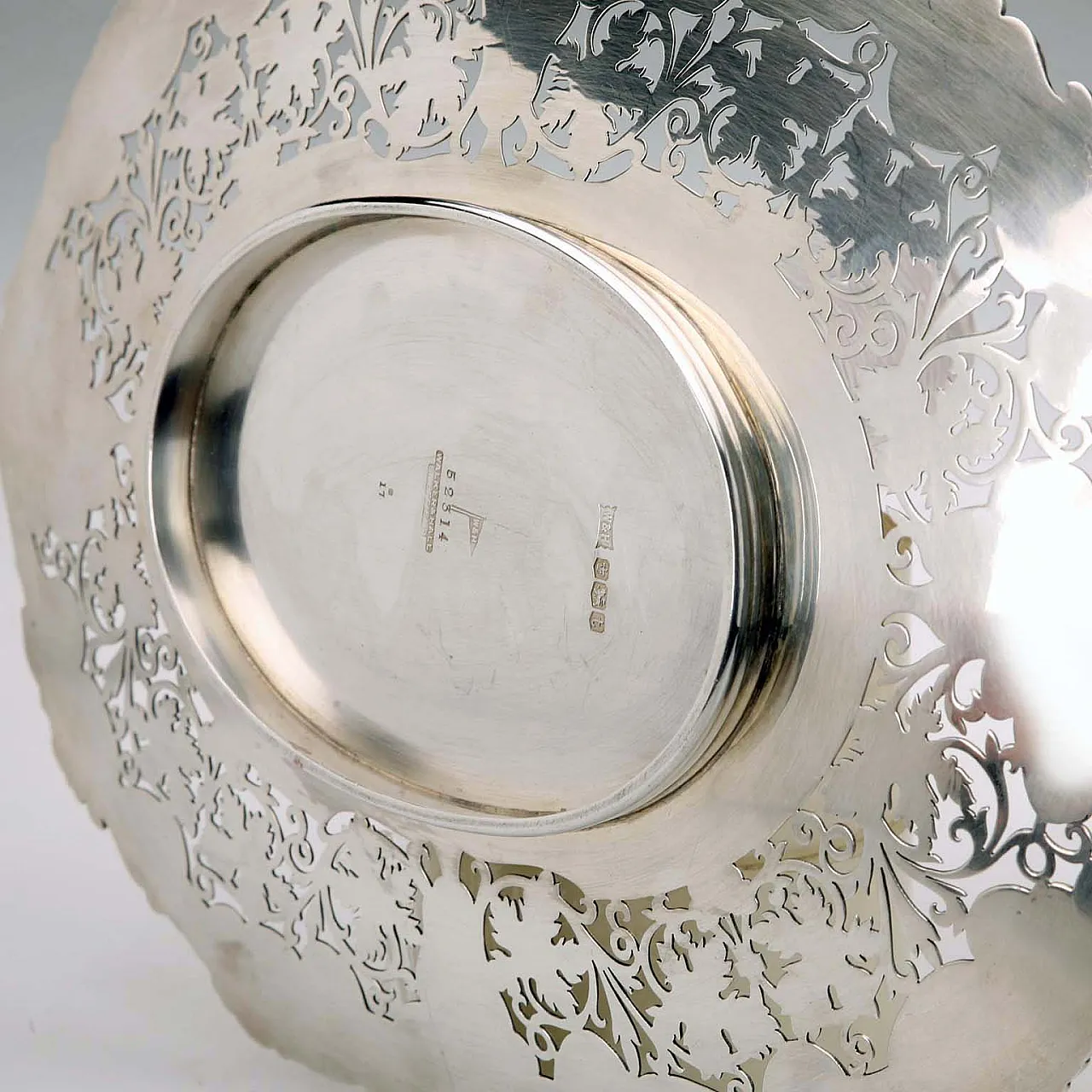 Vassoio ovale in argento con decoro cesellato e inciso, '900 8