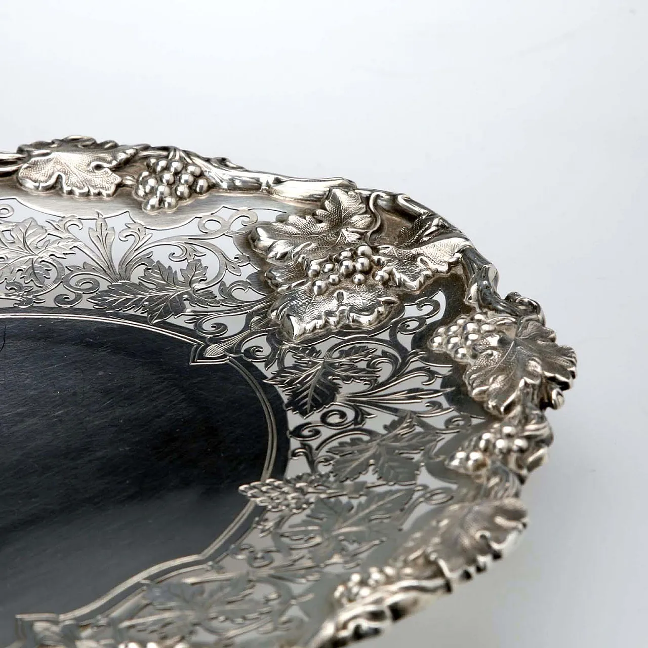 Vassoio ovale in argento con decoro cesellato e inciso, '900 10