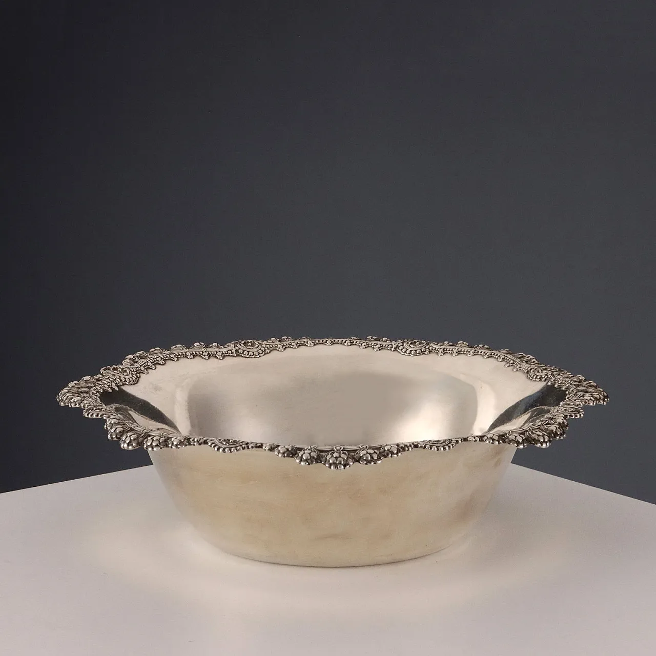 Centrotavola in argento sterling con orlo cesellato e traforato, '900 1