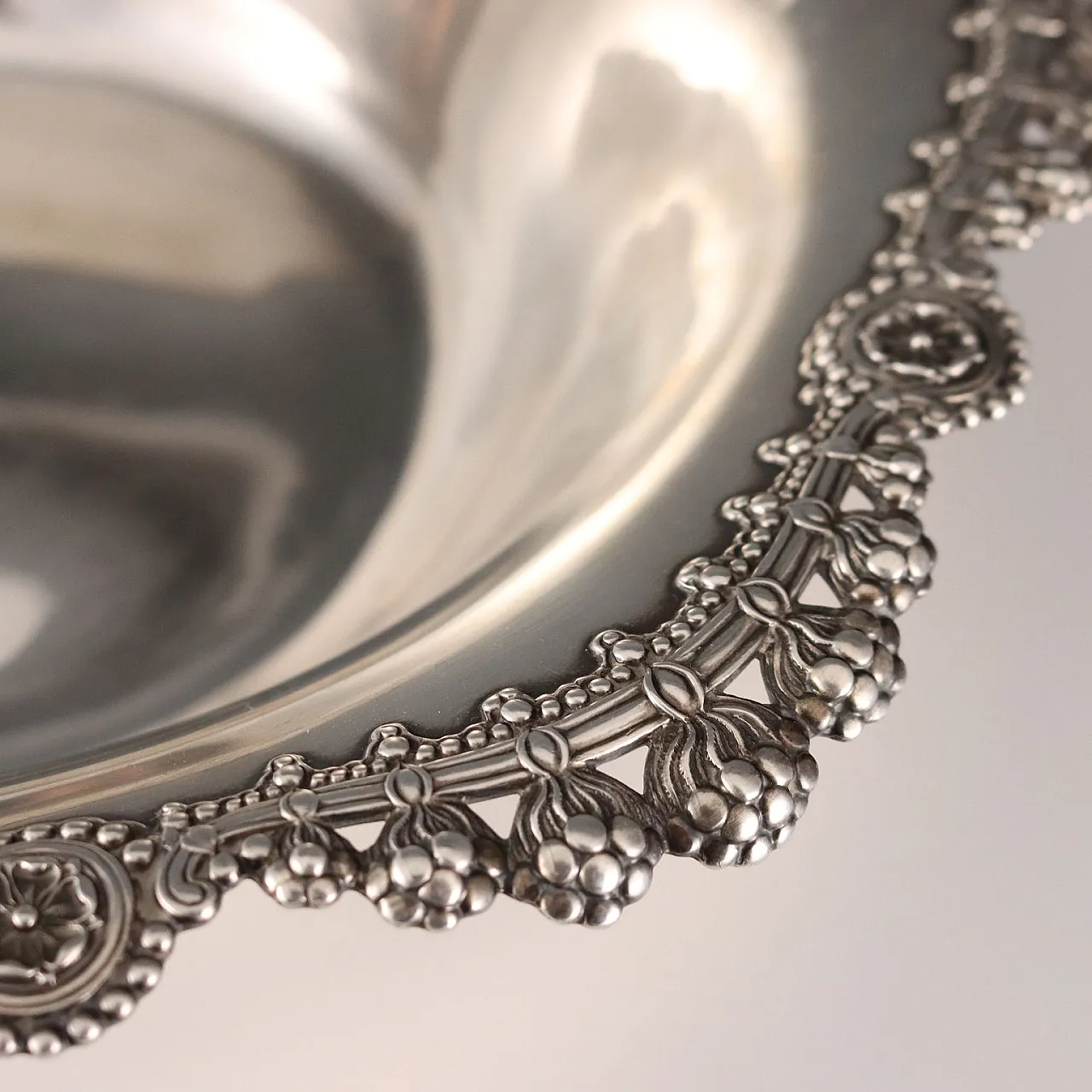 Centrotavola in argento sterling con orlo cesellato e traforato, '900 3