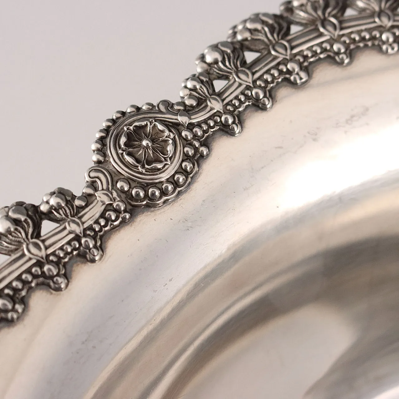 Centrotavola in argento sterling con orlo cesellato e traforato, '900 4