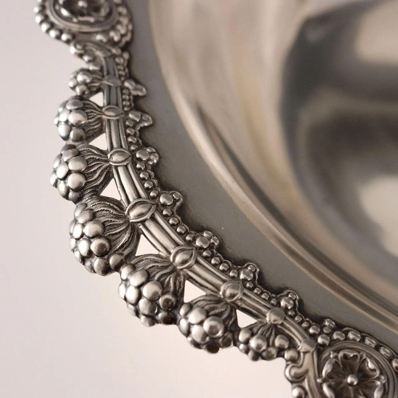 Centrotavola in argento sterling con orlo cesellato e traforato, '900 5
