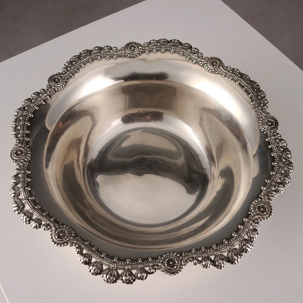 Centrotavola in argento sterling con orlo cesellato e traforato, '900 6