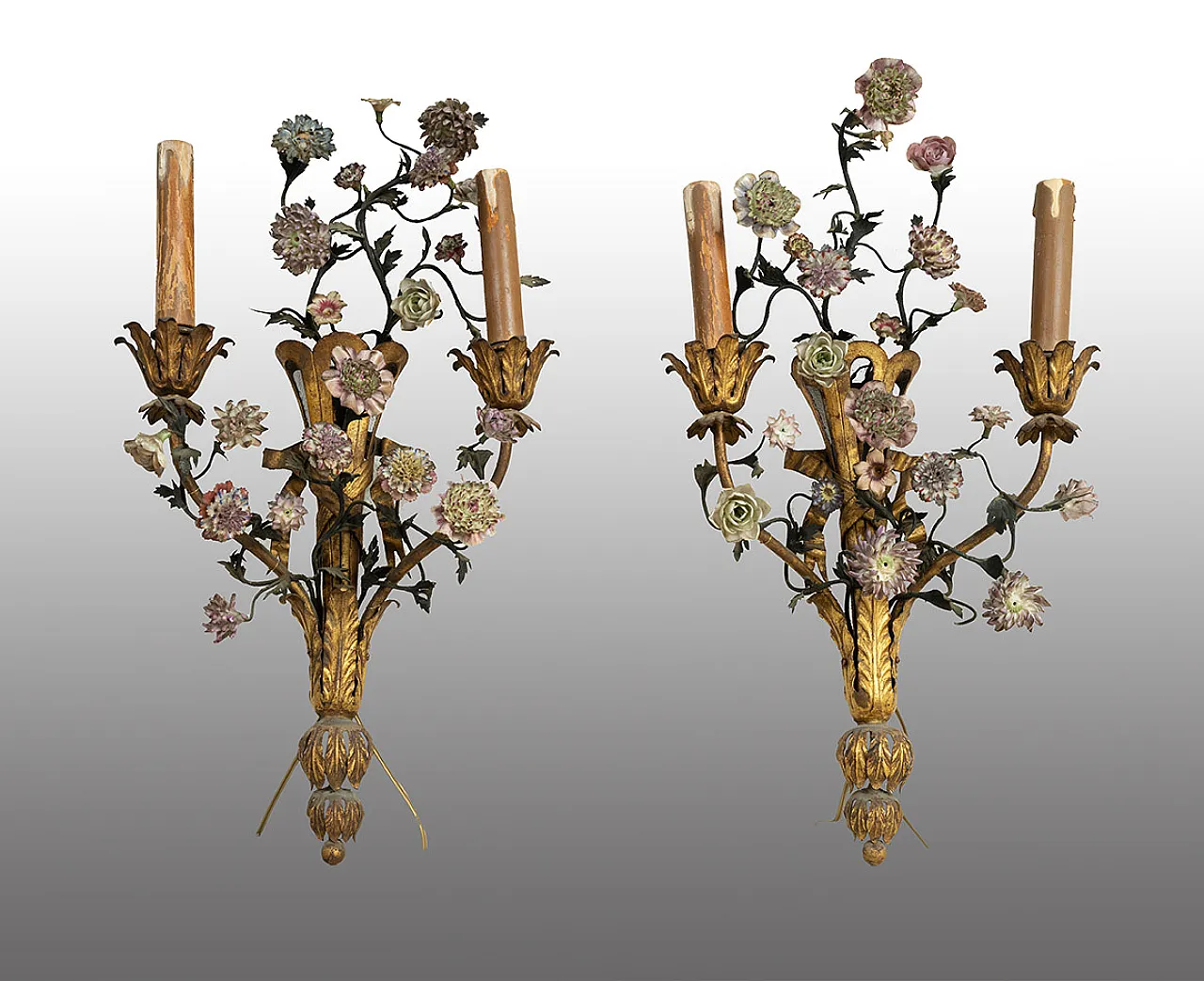 Coppia di applique Napoleone III in latta e porcellana policroma, '800 1