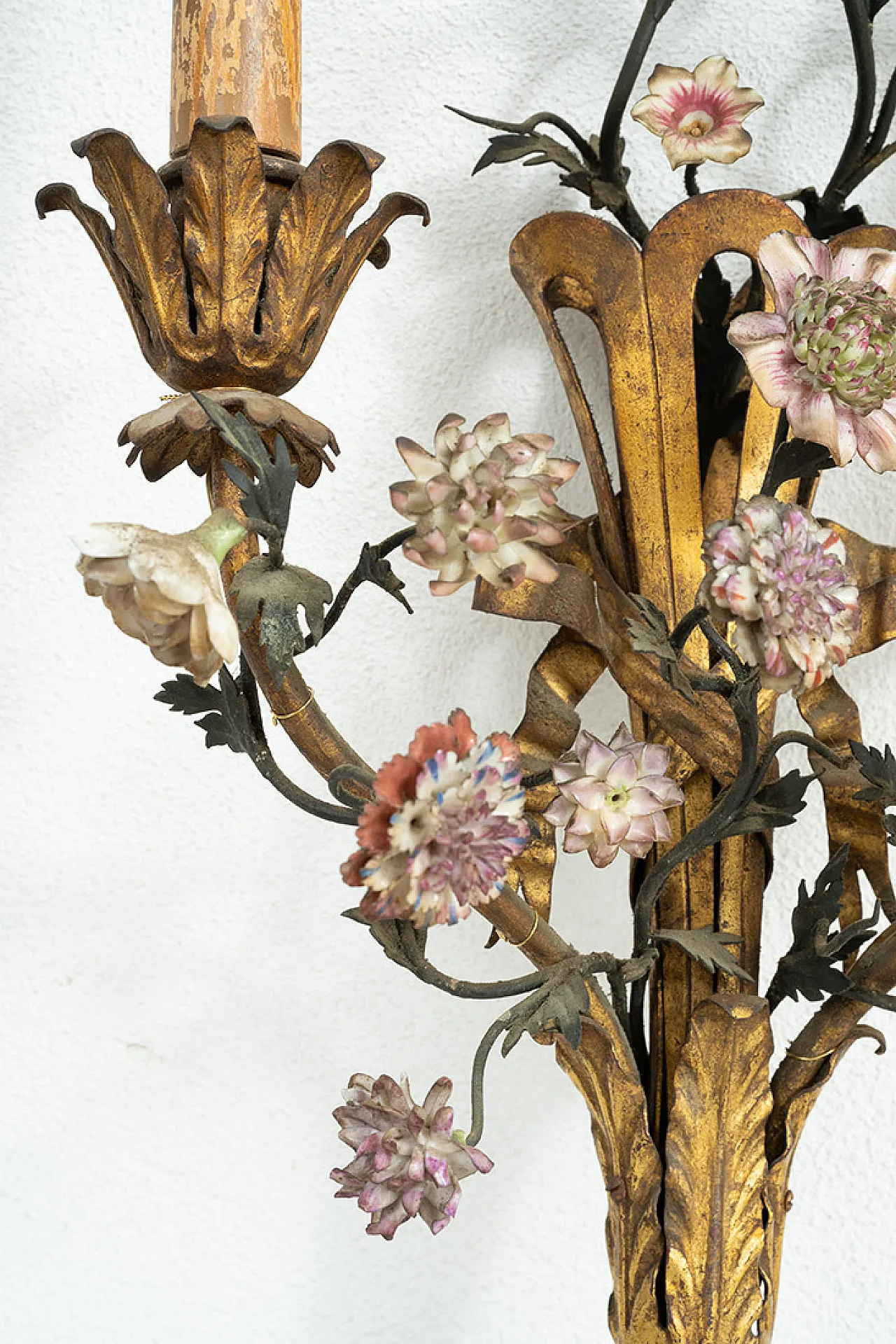 Coppia di applique Napoleone III in latta e porcellana policroma, '800 2