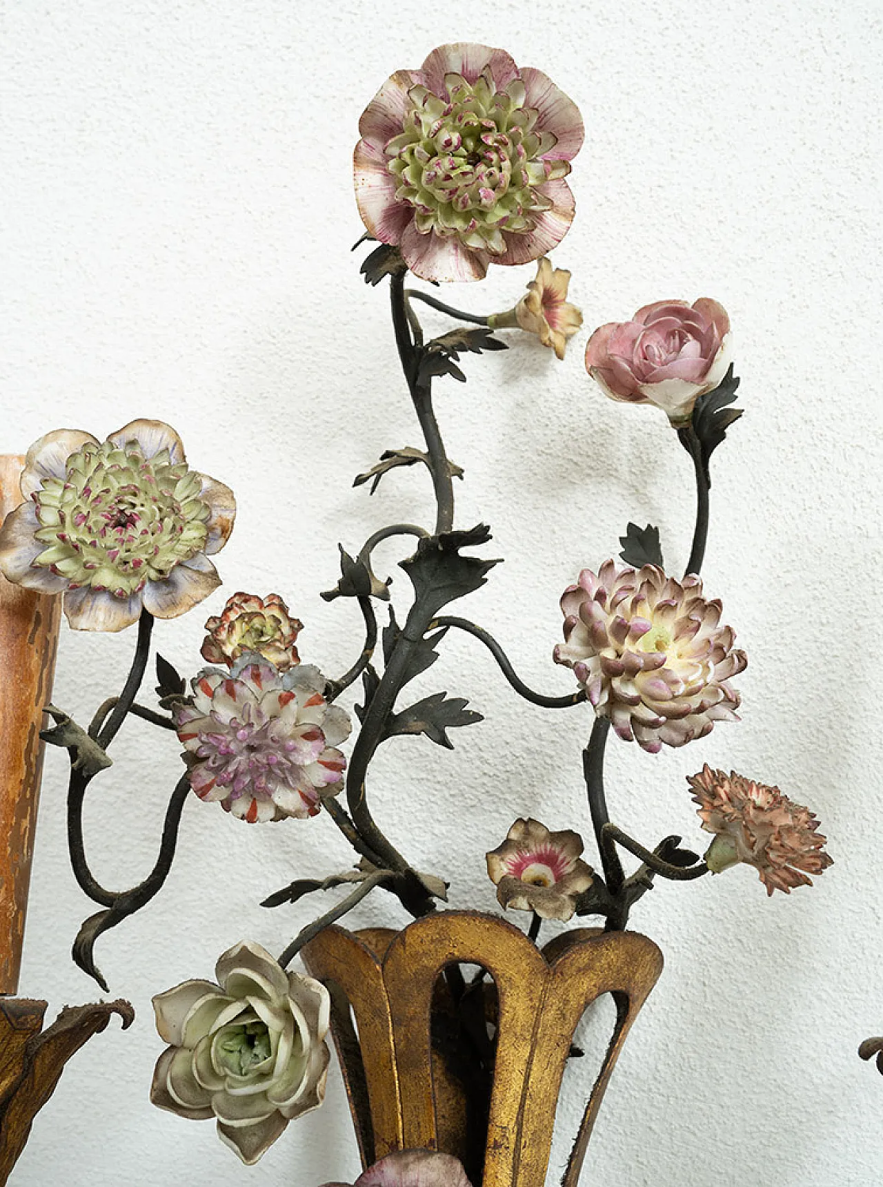 Coppia di applique Napoleone III in latta e porcellana policroma, '800 5