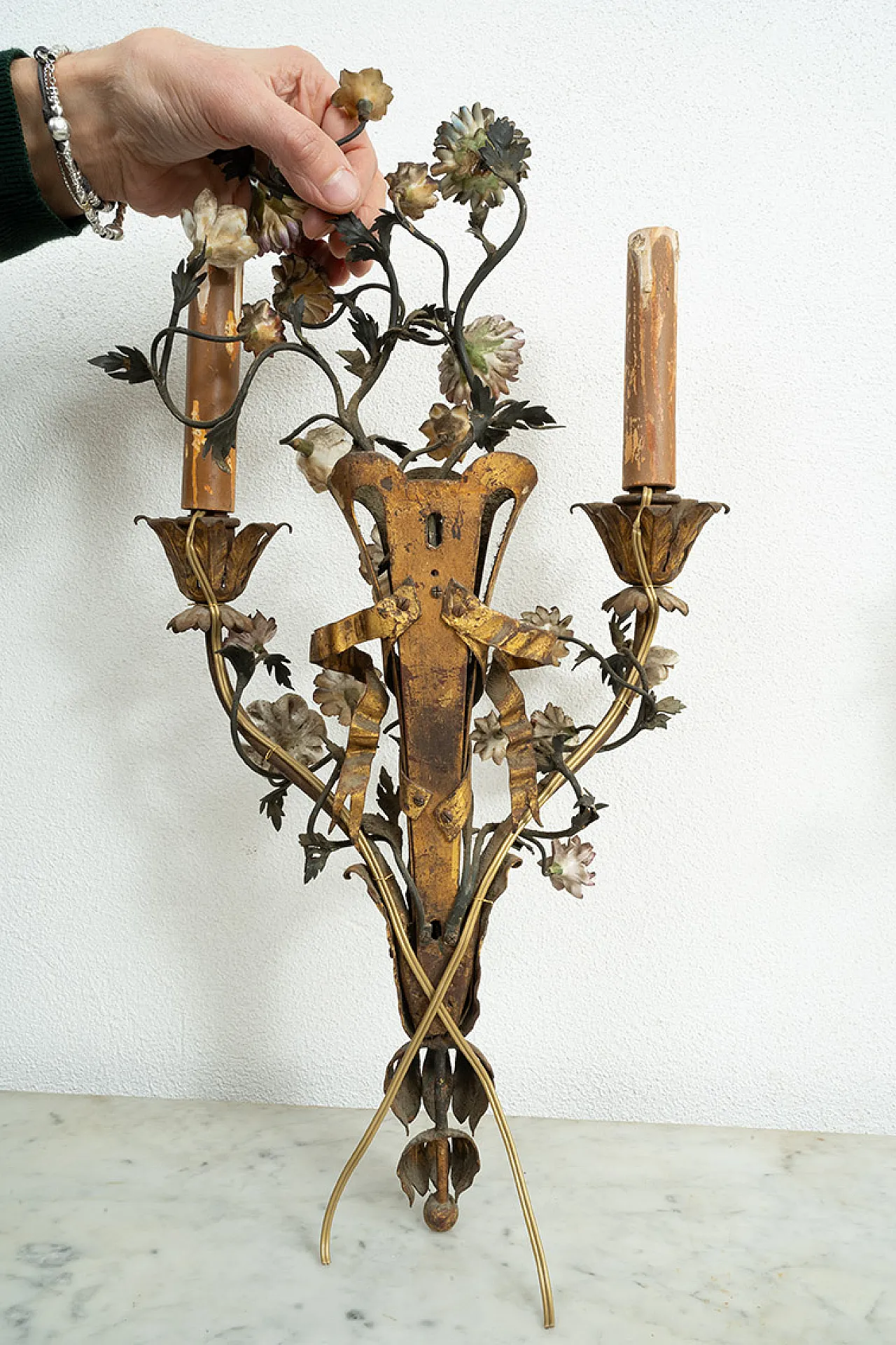 Coppia di applique Napoleone III in latta e porcellana policroma, '800 6