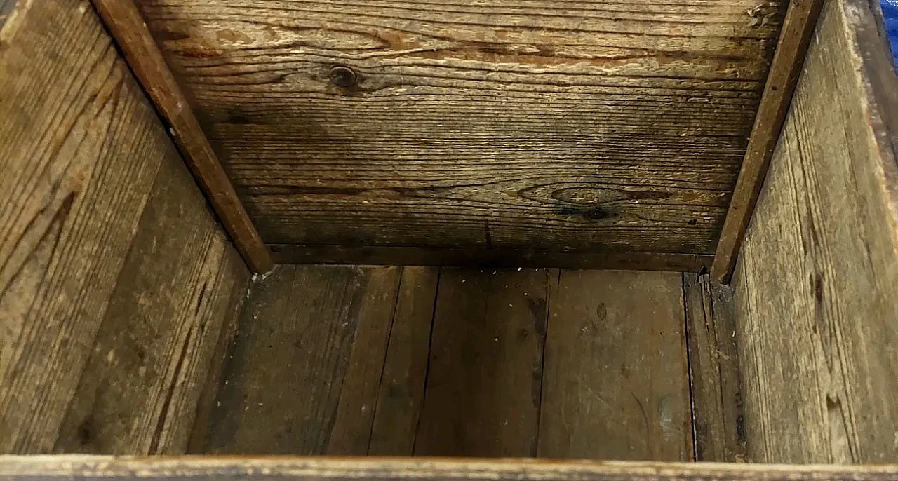 Carved wooden case with coats of arms and winged griffins,19th century 10