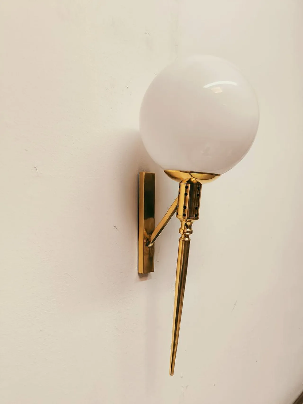Lampada da parete Torch in ottone con sfera in vetro bianco, anni '50 1