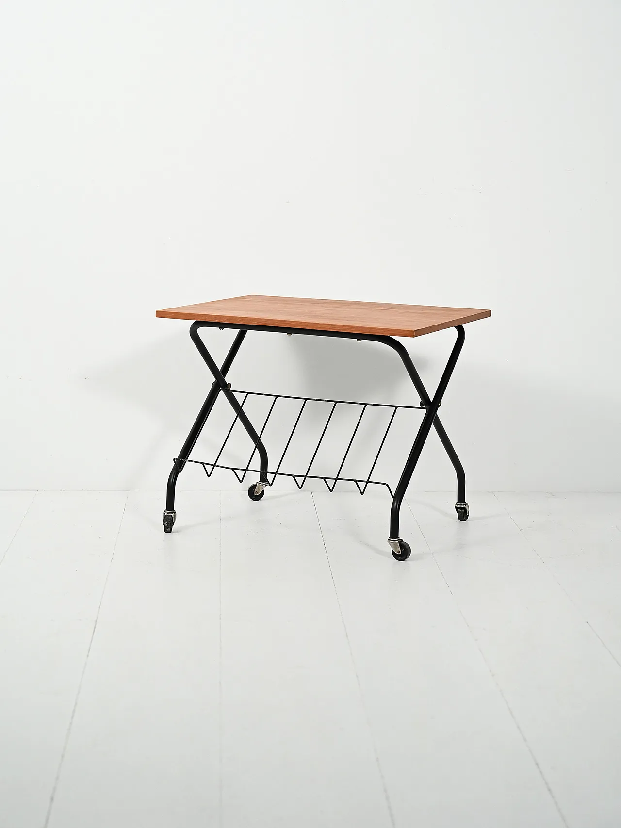 Tavolino scandinavo con portariviste, anni '70 2