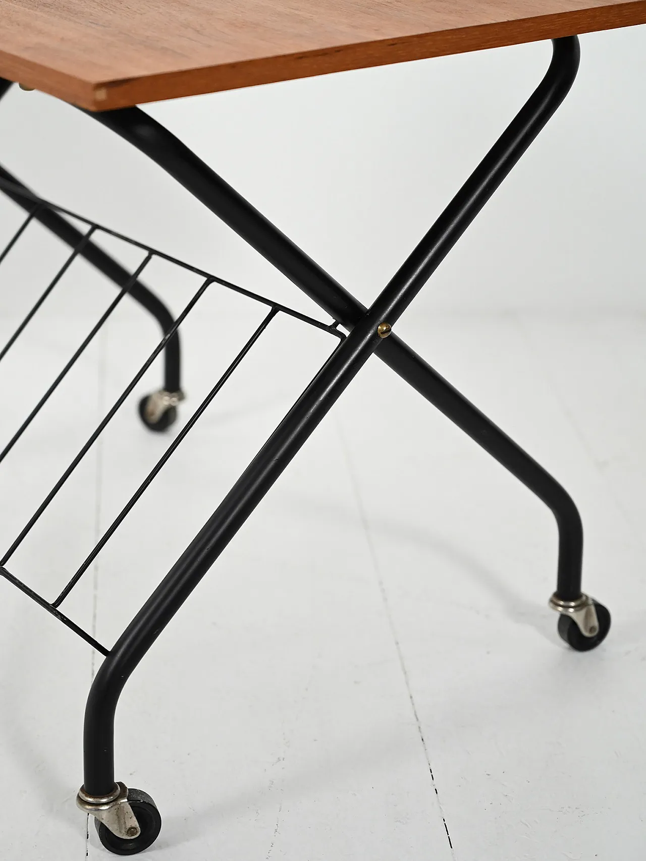 Tavolino scandinavo con portariviste, anni '70 6