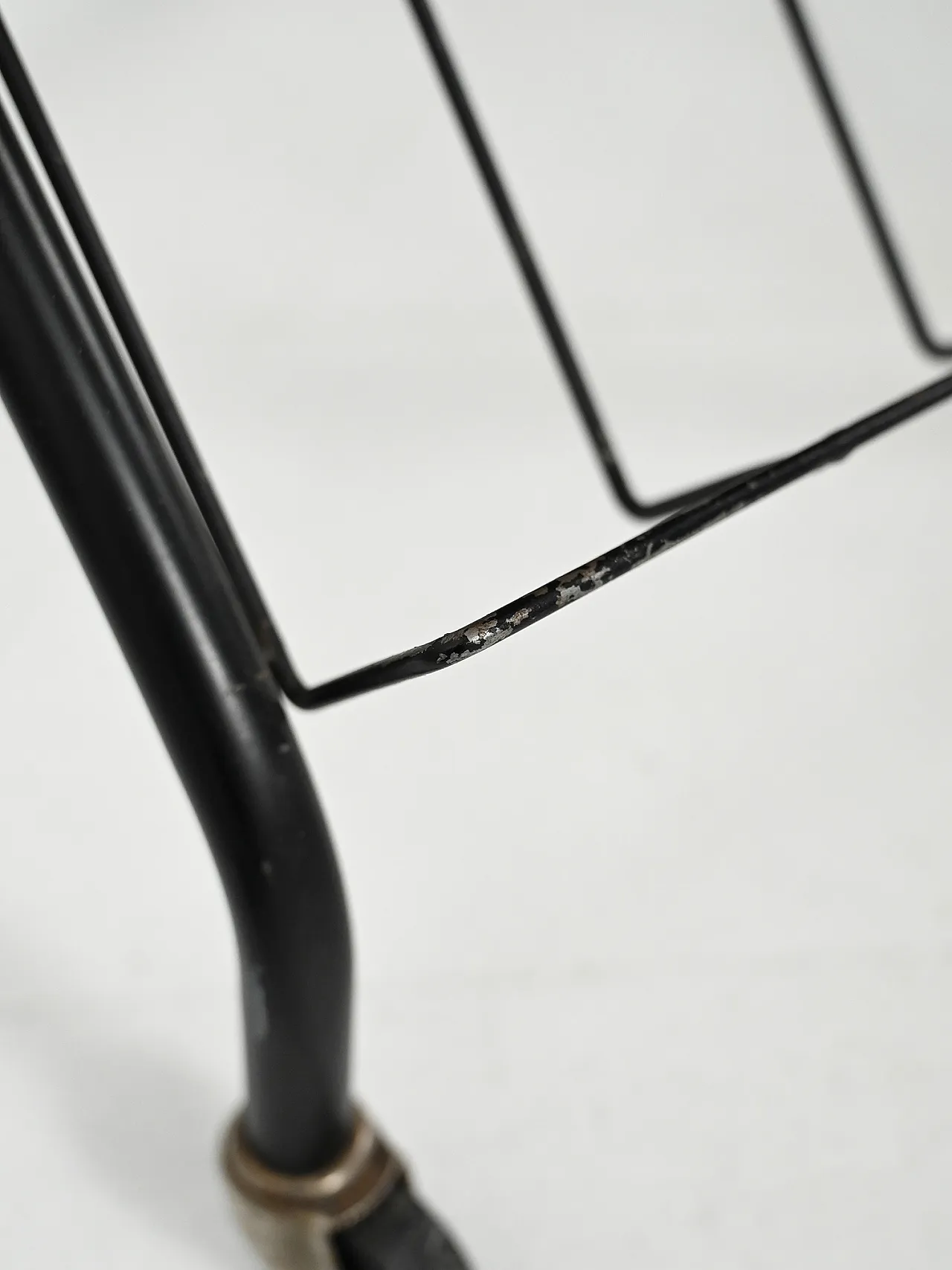 Tavolino scandinavo con portariviste, anni '70 8