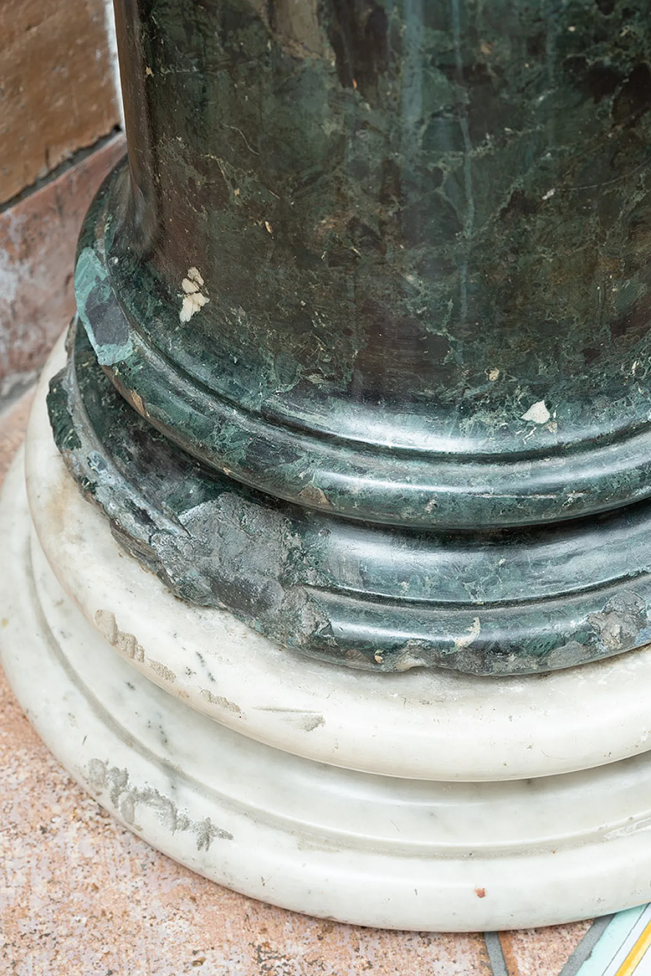 Column in scagliola resting on a circular marble base, 19th century 4
