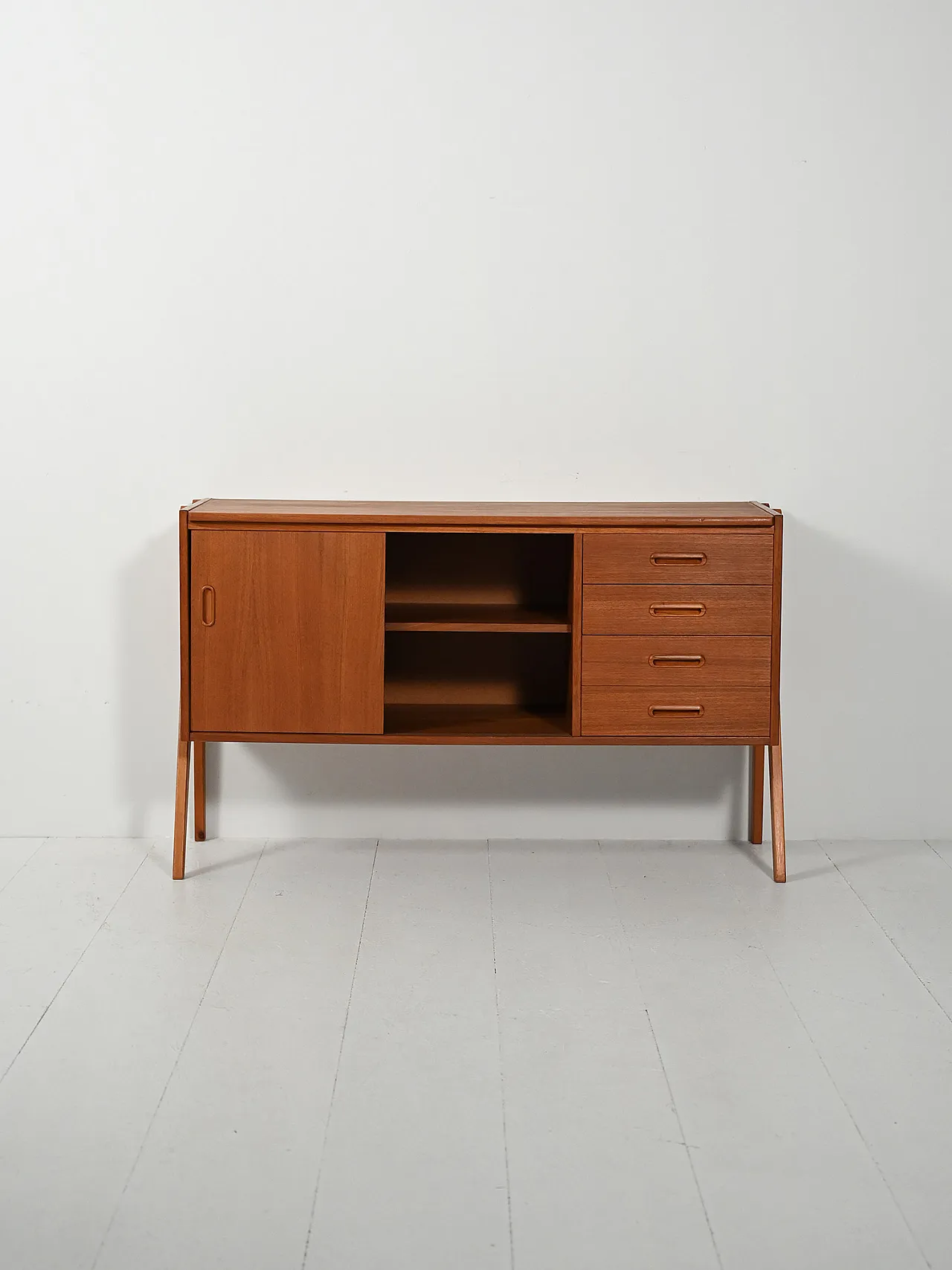 Sideboard scandinavo con struttura a vista 4