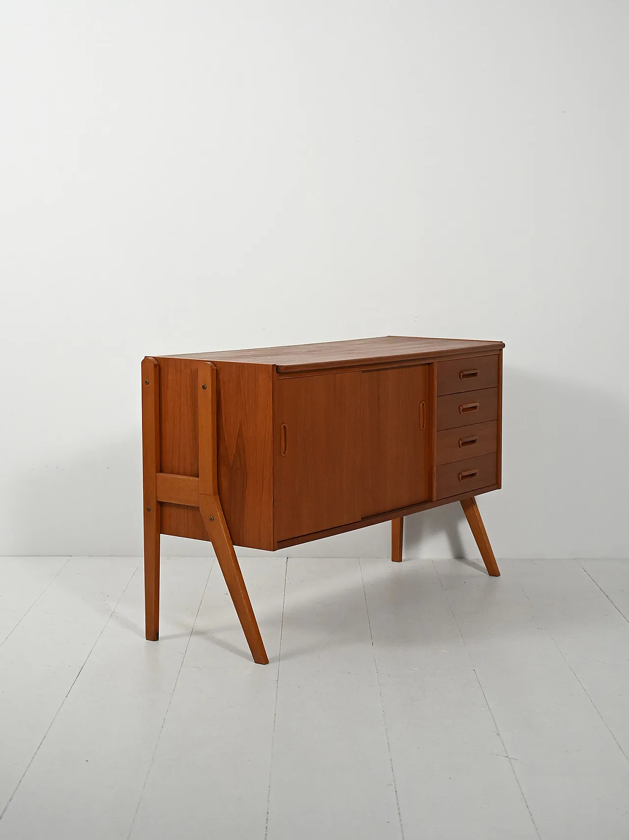 Sideboard scandinavo con struttura a vista 5
