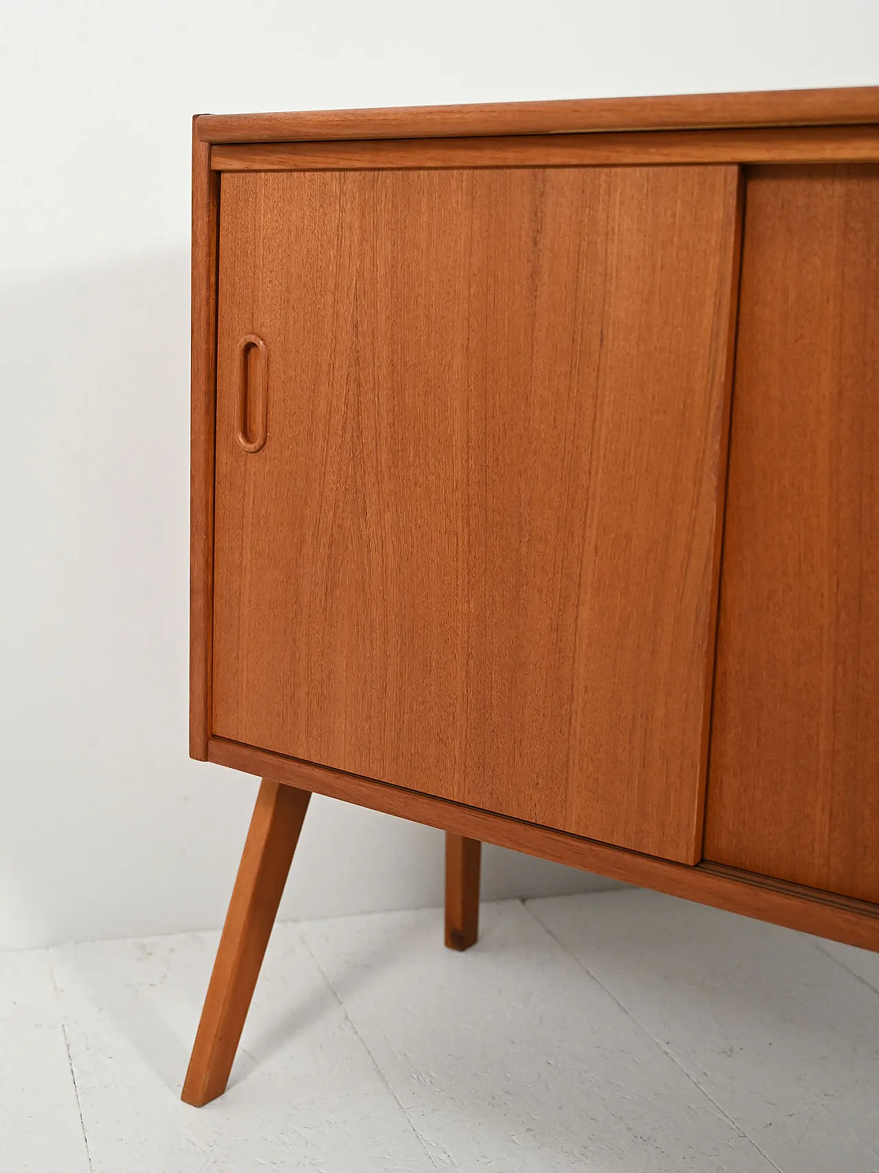 Sideboard scandinavo con struttura a vista 9