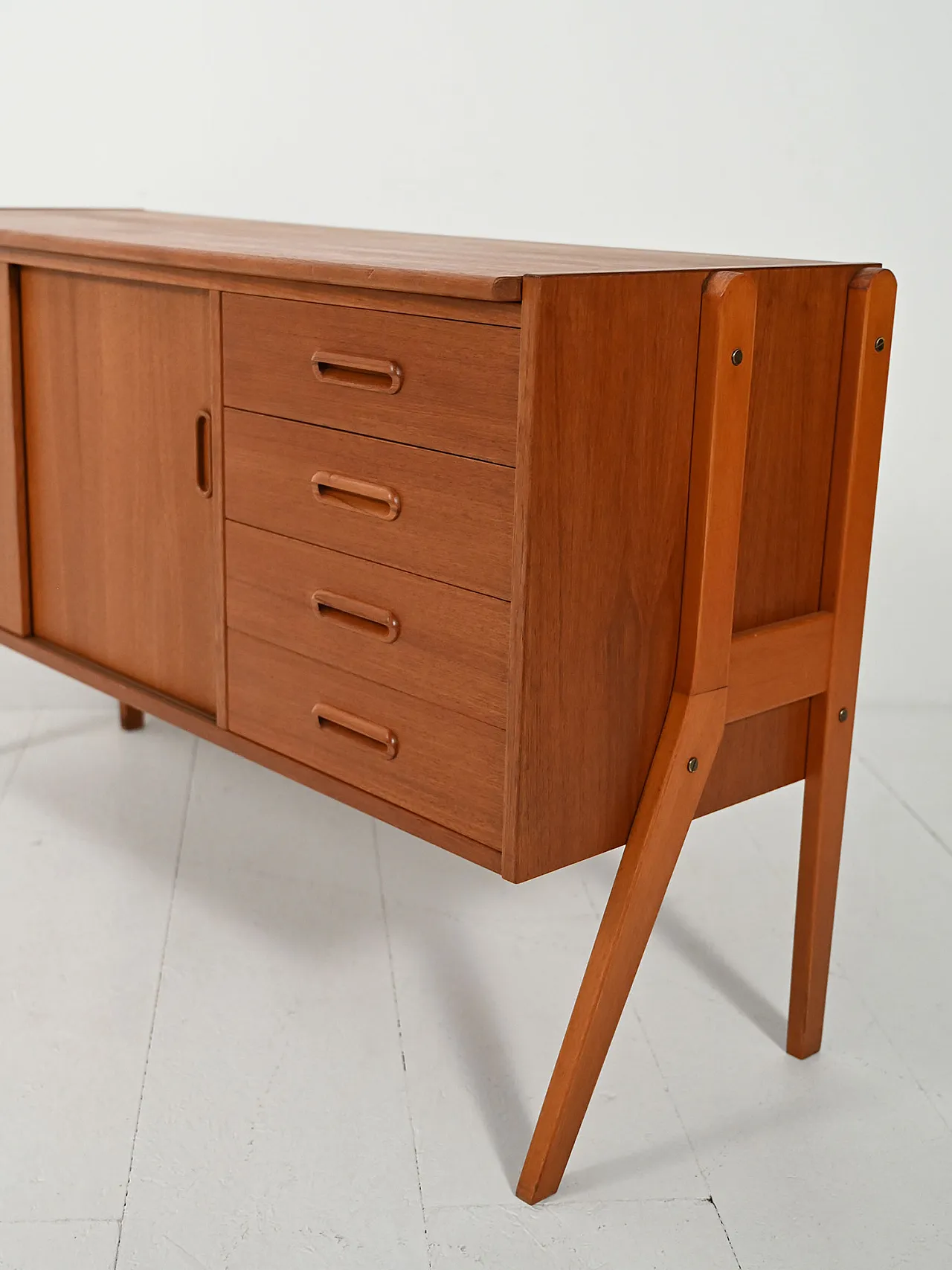 Sideboard scandinavo con struttura a vista 11