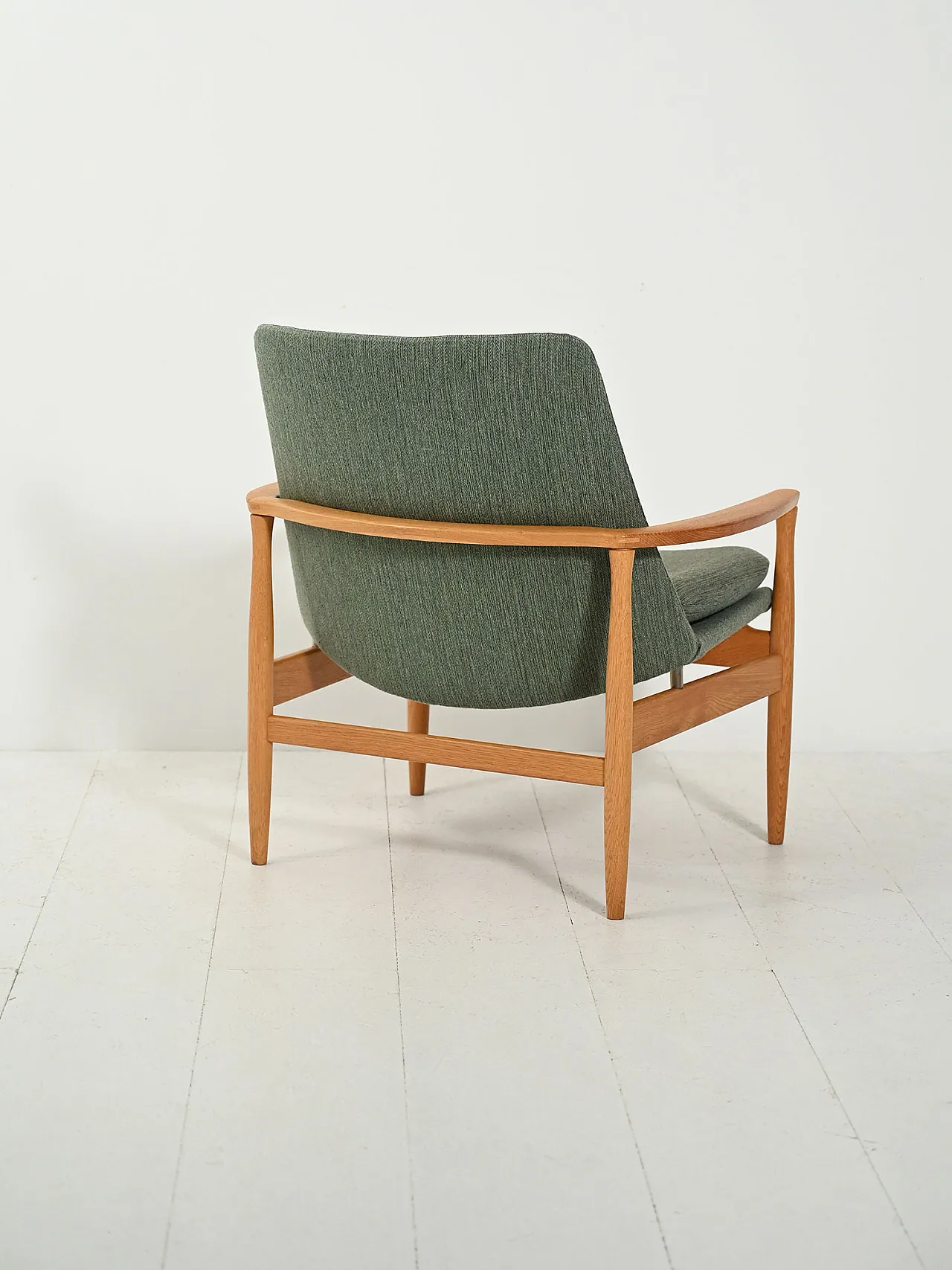 Poltrona scandinava in rovere e lana verde salvia 3