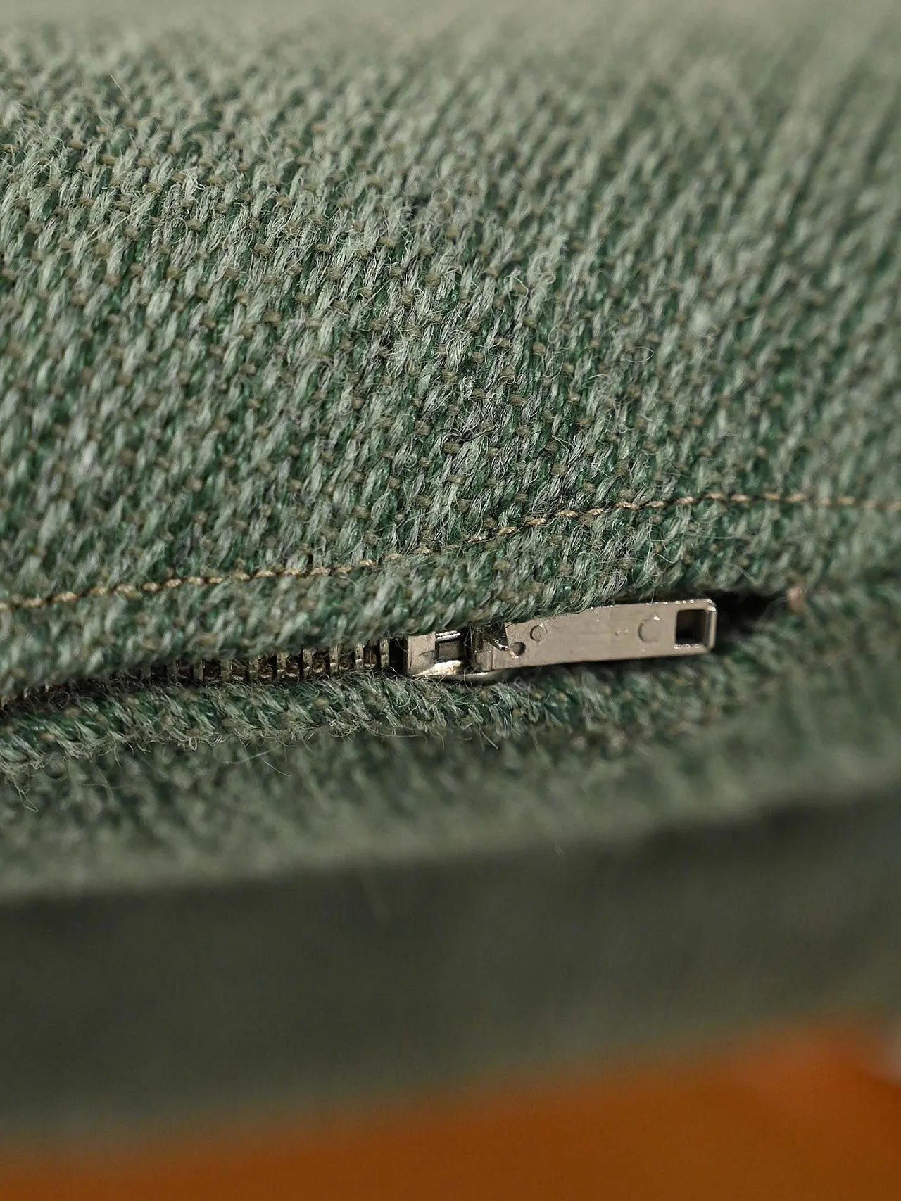 Poltrona scandinava in rovere e lana verde salvia 6