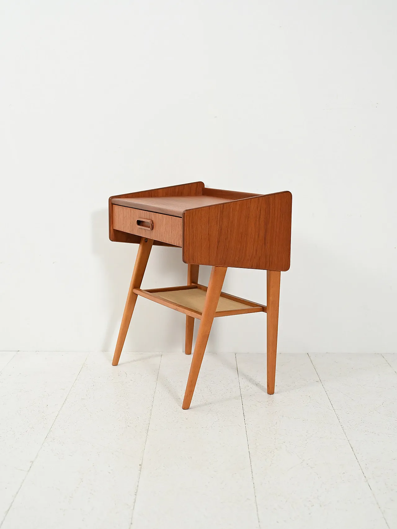 Comodino scandinavo con mensola in tessuto 4