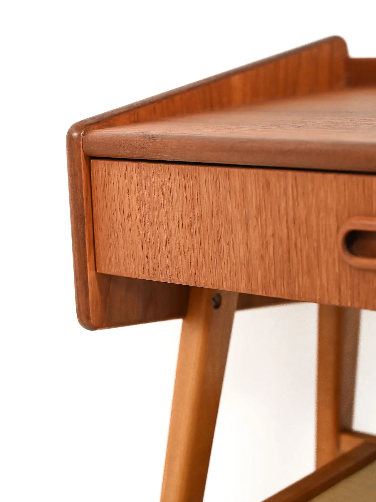 Comodino scandinavo con mensola in tessuto 5