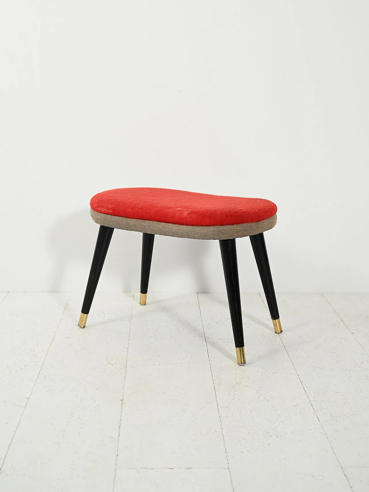 Sgabello scandinavo con velluto rosso e ottone, anni 50 1