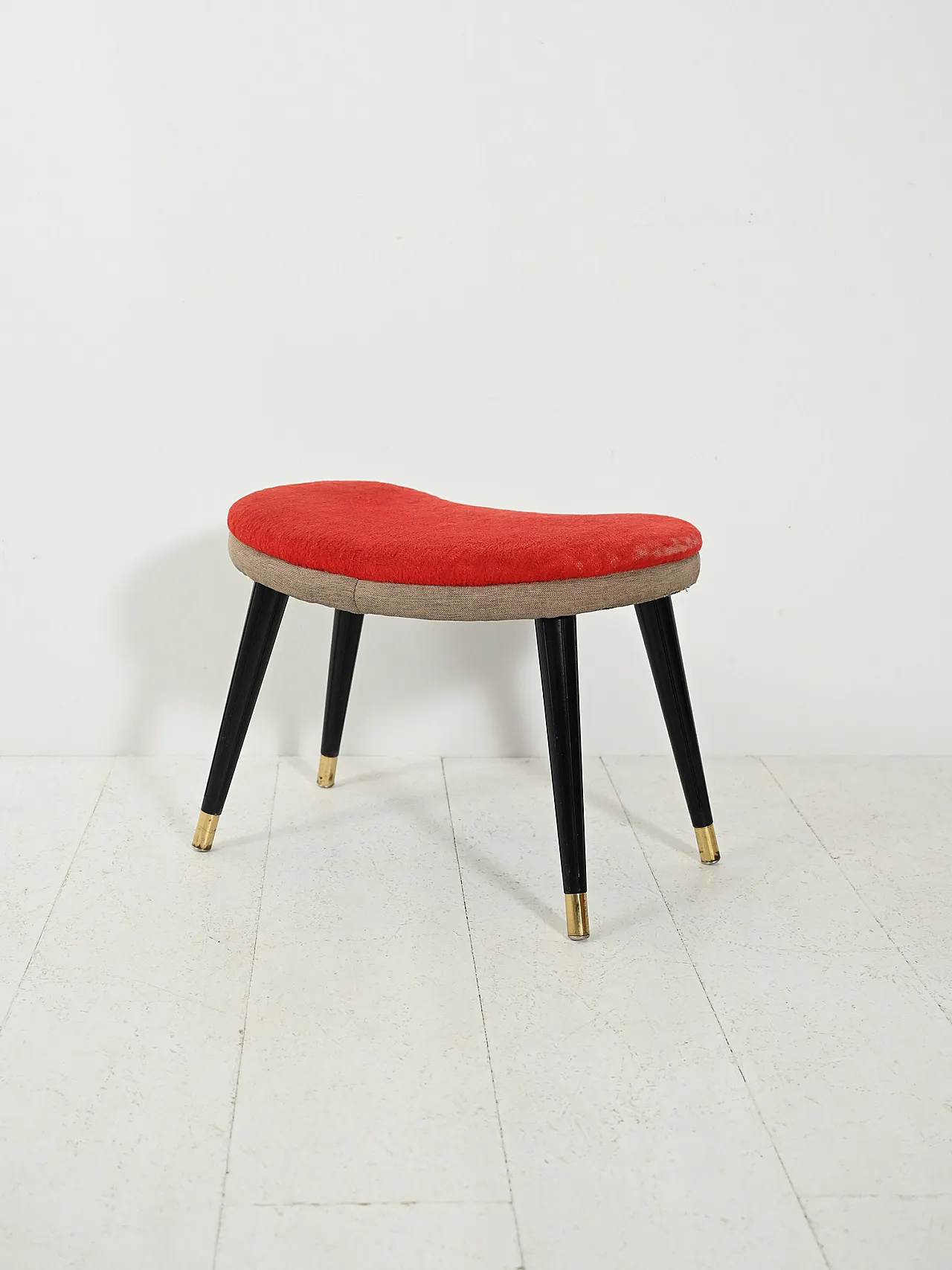 Sgabello scandinavo con velluto rosso e ottone, anni 50 3