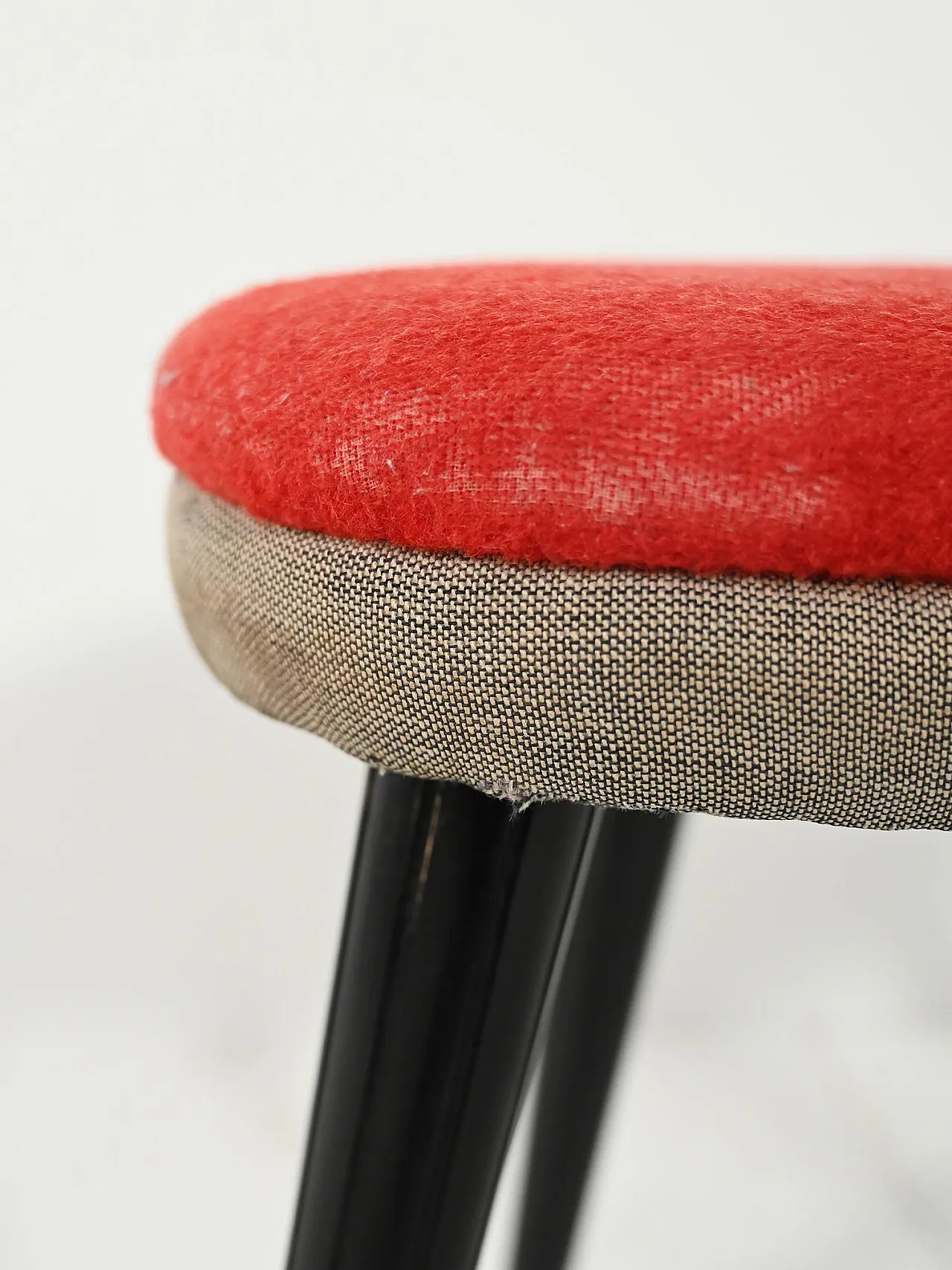 Sgabello scandinavo con velluto rosso e ottone, anni 50 4