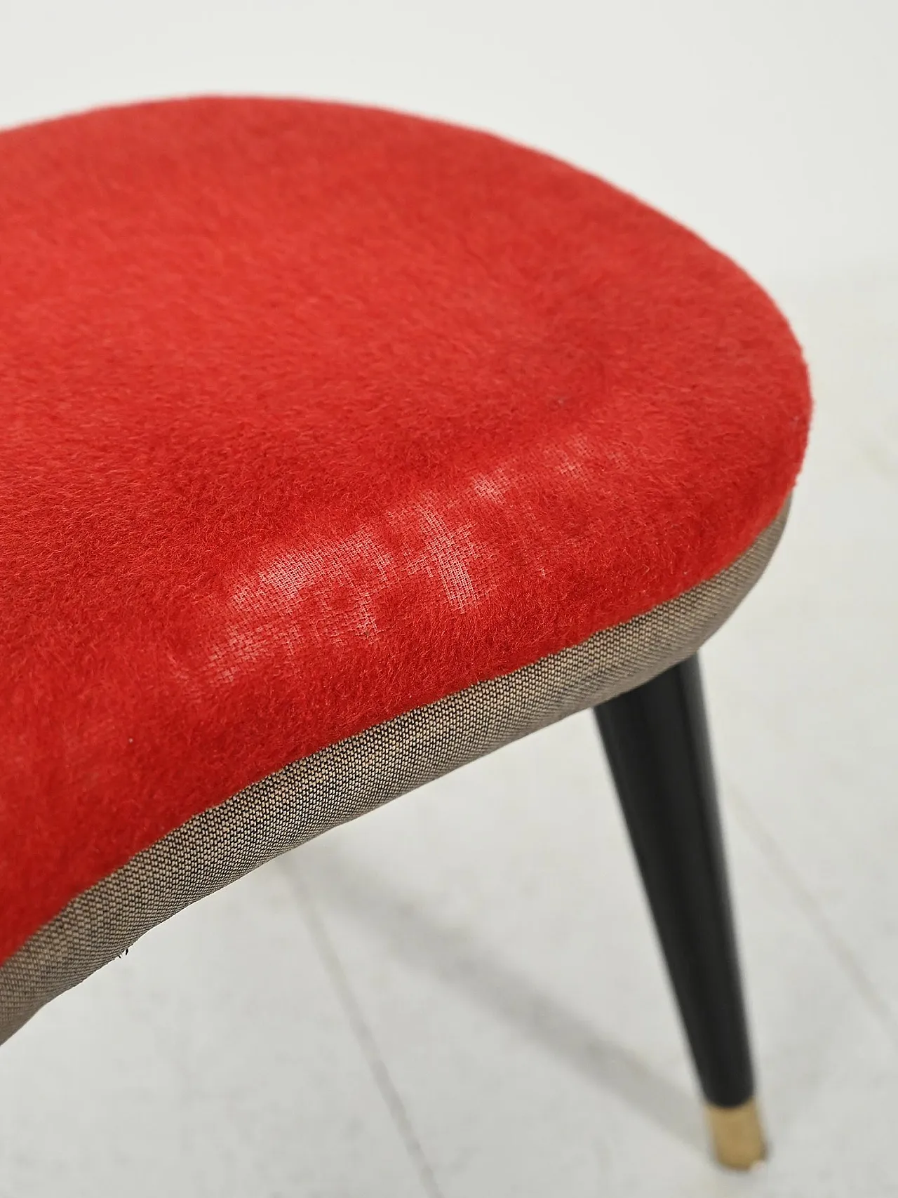 Sgabello scandinavo con velluto rosso e ottone, anni 50 7