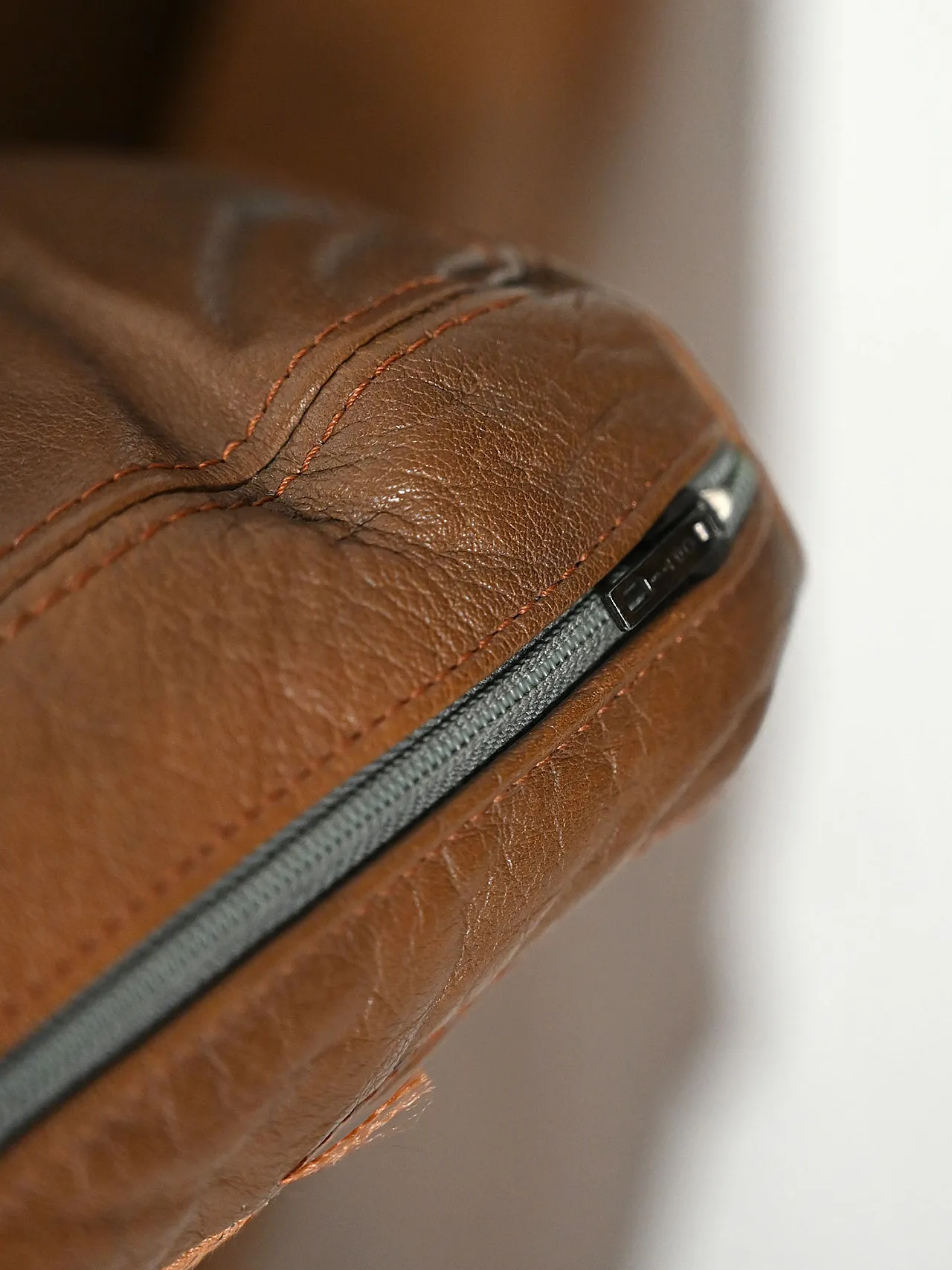 Pair of Danish armchairs in dark brown leather, anni '50 10