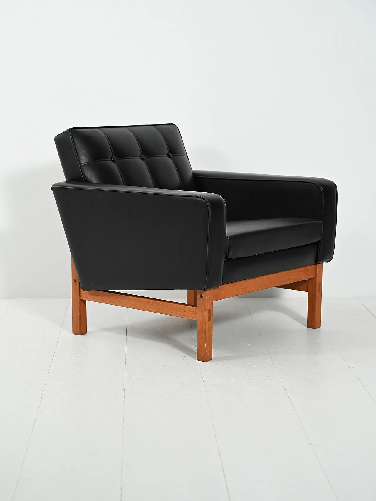 Poltrona svedese AB Futura in similpelle nera 2