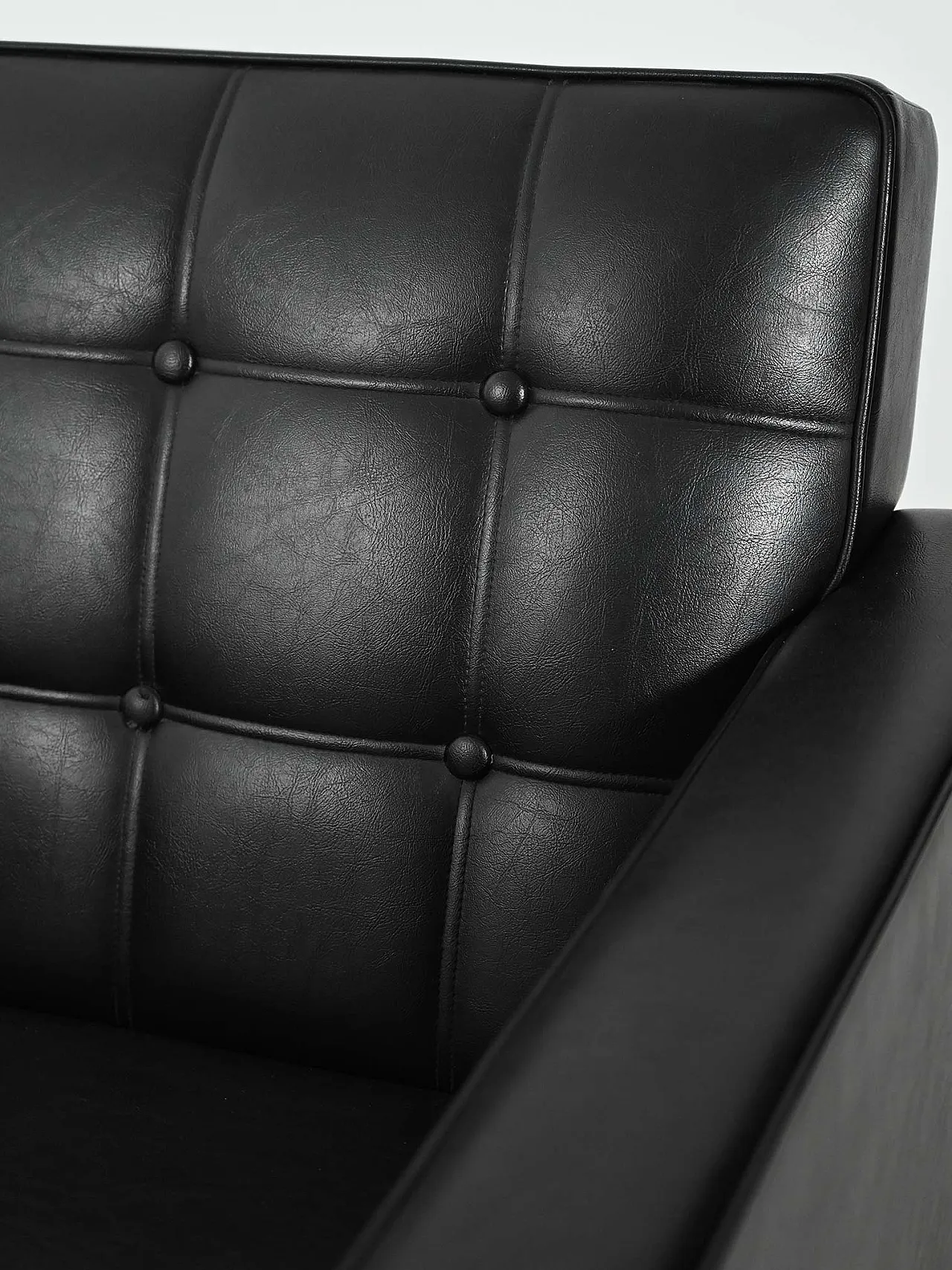 Poltrona svedese AB Futura in similpelle nera 6