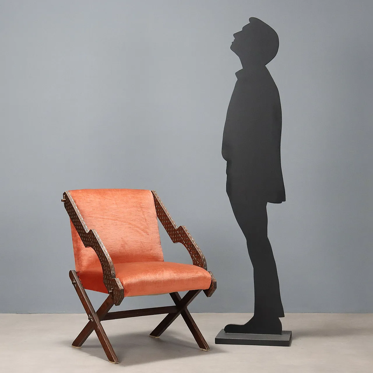 Poltrona in legno e tessuto con braccioli a vista, '900 2