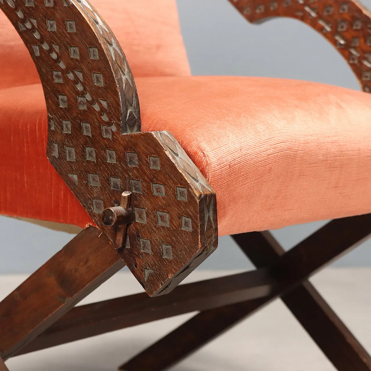 Poltrona in legno e tessuto con braccioli a vista, '900 4