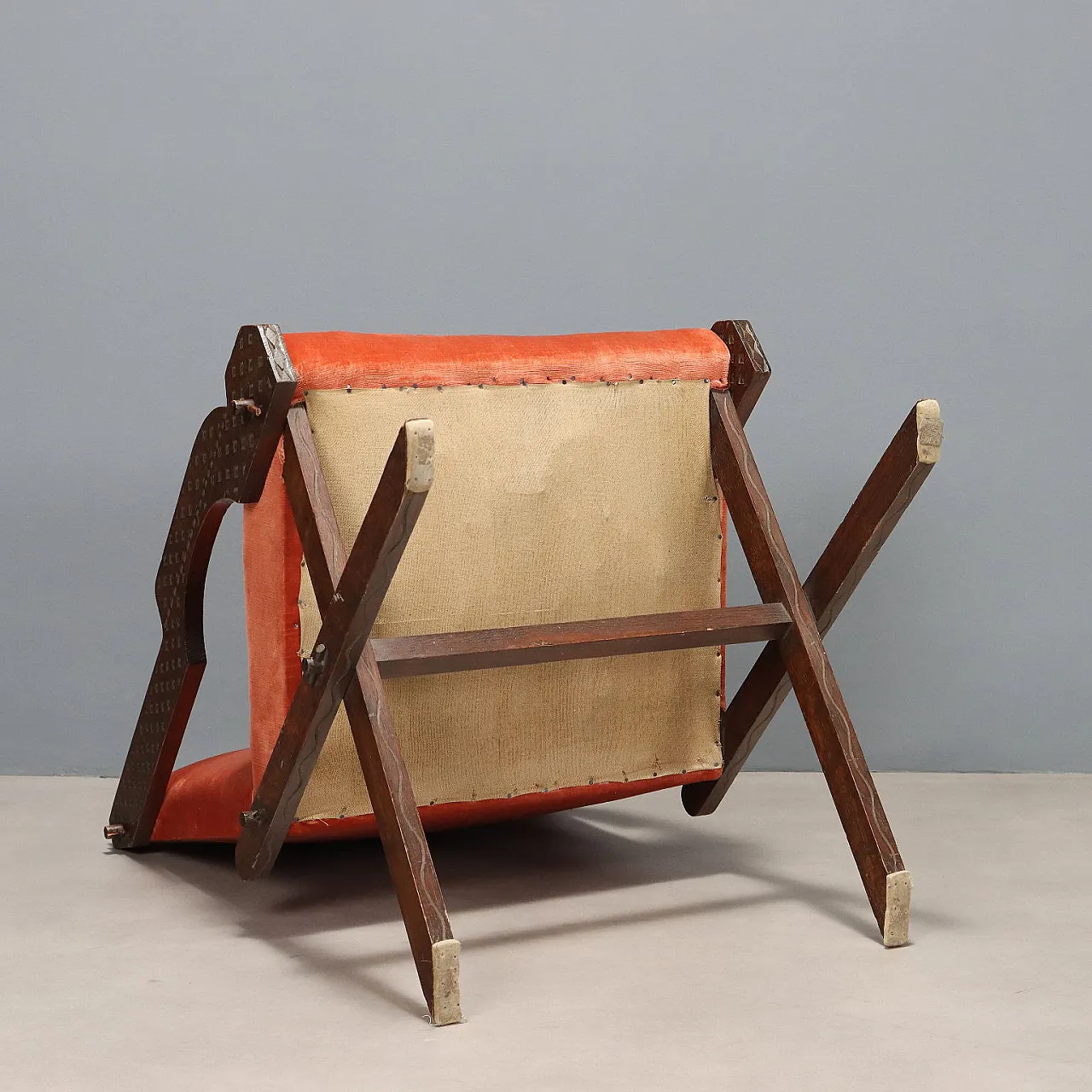 Poltrona in legno e tessuto con braccioli a vista, '900 8