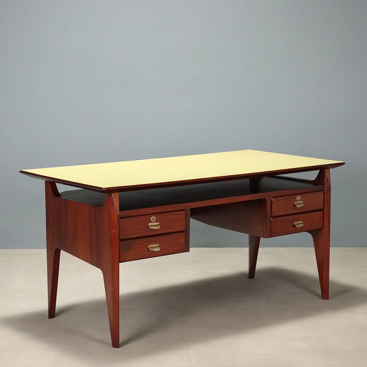 Scrivania con impiallacciatura di legno esotico, vetro e ottone, '900 1